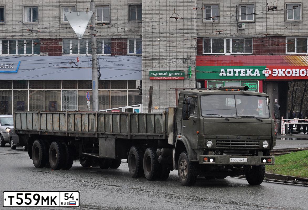 Фото автомобиля KAMAZ 54112 /6X4/, 1996 — госномер Т559МК54. Цвет: Хаки