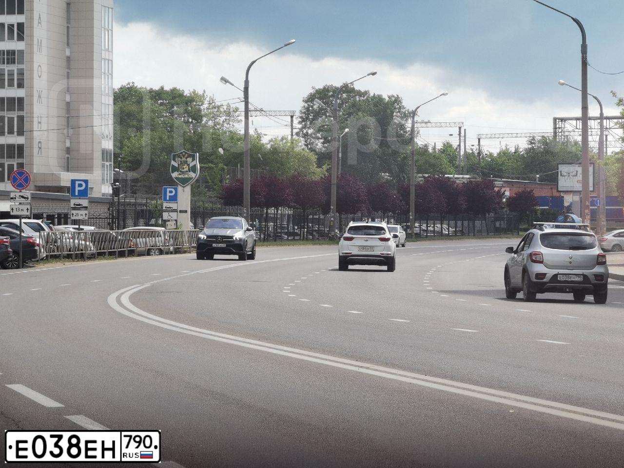 Фото автомобиля RENAULT SANDERO, 2020 — госномер Е038ЕН790. Цвет: СЕРЫЙ