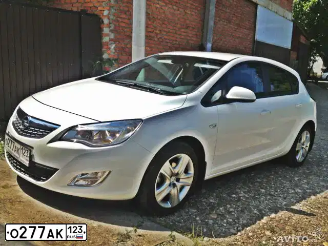 Фото автомобиля OPEL ASTRA, 2011 — госномер О277АК123. Цвет: Белый