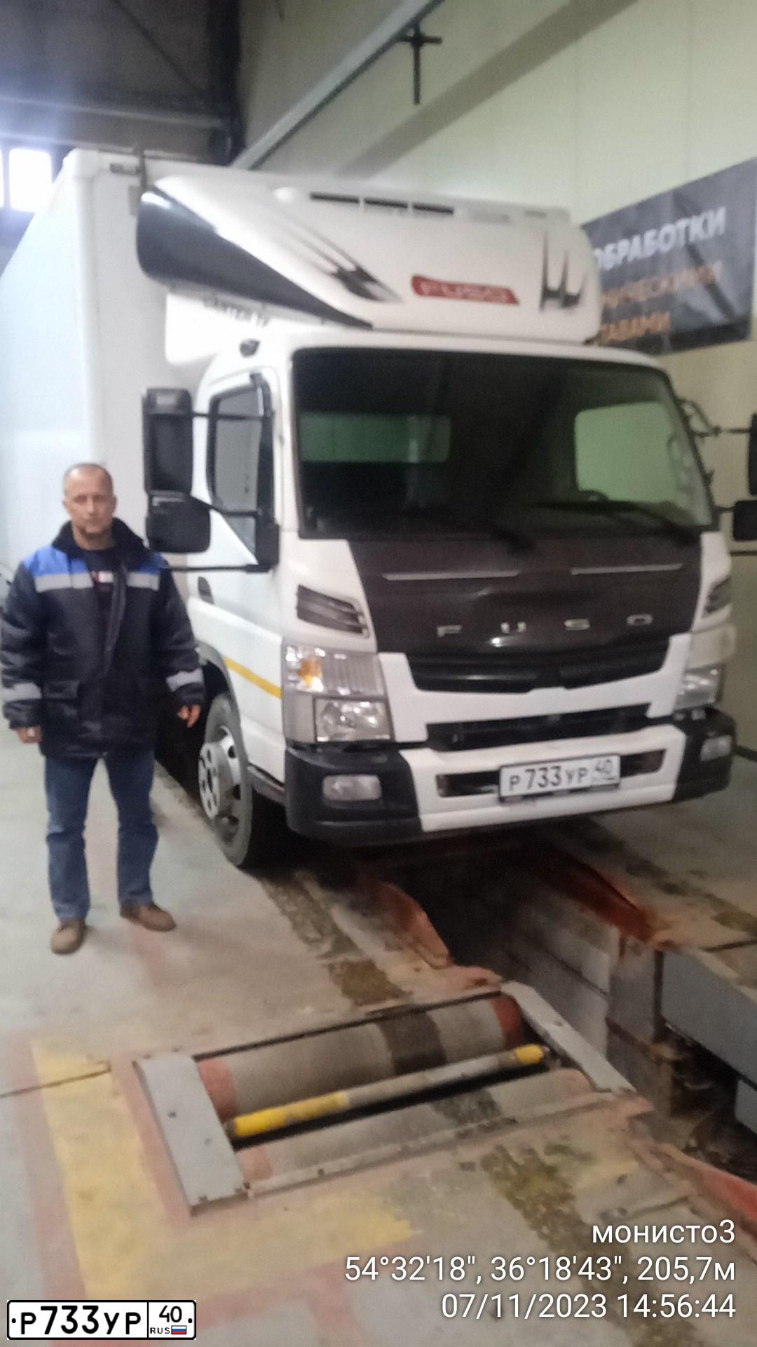 Фото автомобиля FUSO CANTER, 2020 — госномер Р733УР40. Цвет: Белый