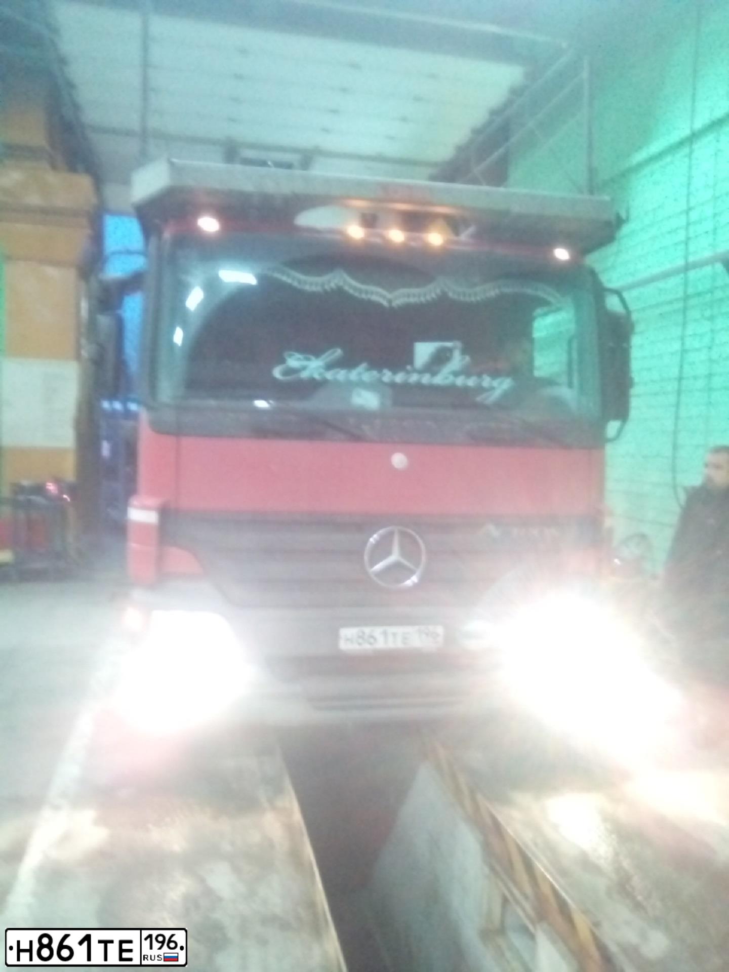 Фото автомобиля MERCEDES ACTROS, 2009 — госномер Н861ТЕ196. Цвет: Красный