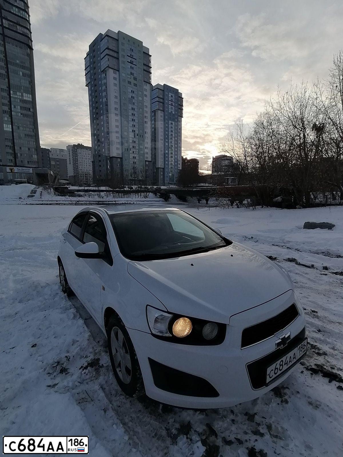 Фото автомобиля CHEVROLET AVEO, 2012 — госномер Н323НО196. Цвет: Белый