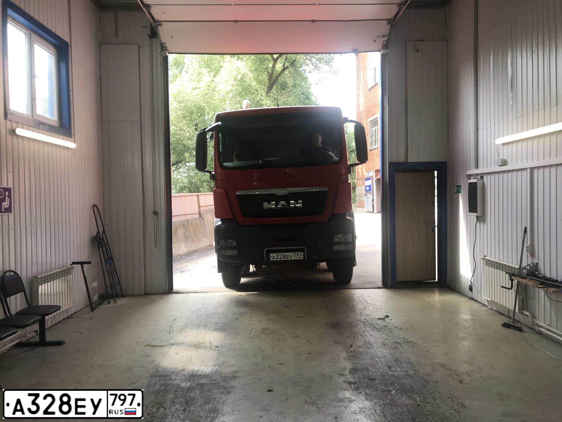 Фото автомобиля MAN TGS 41.XXX /8X4/, 2013 — госномер Н345НТ790. Цвет: Красный