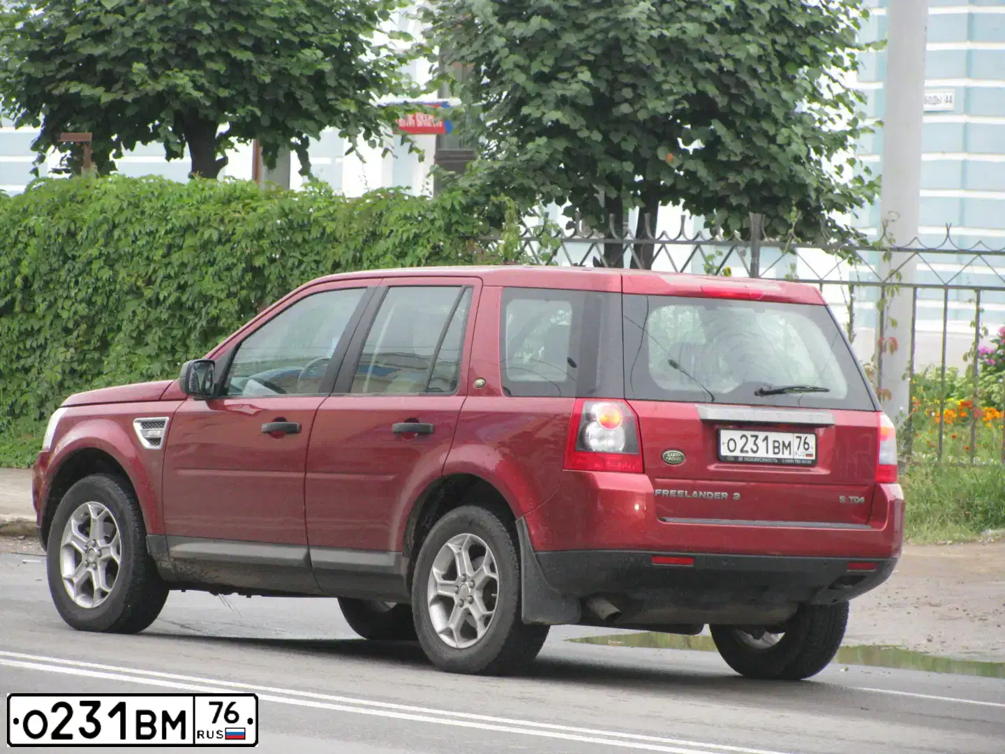 Фото автомобиля LANDROVER FREELANDER, 2009 — госномер О231ВМ76. Цвет: Красный