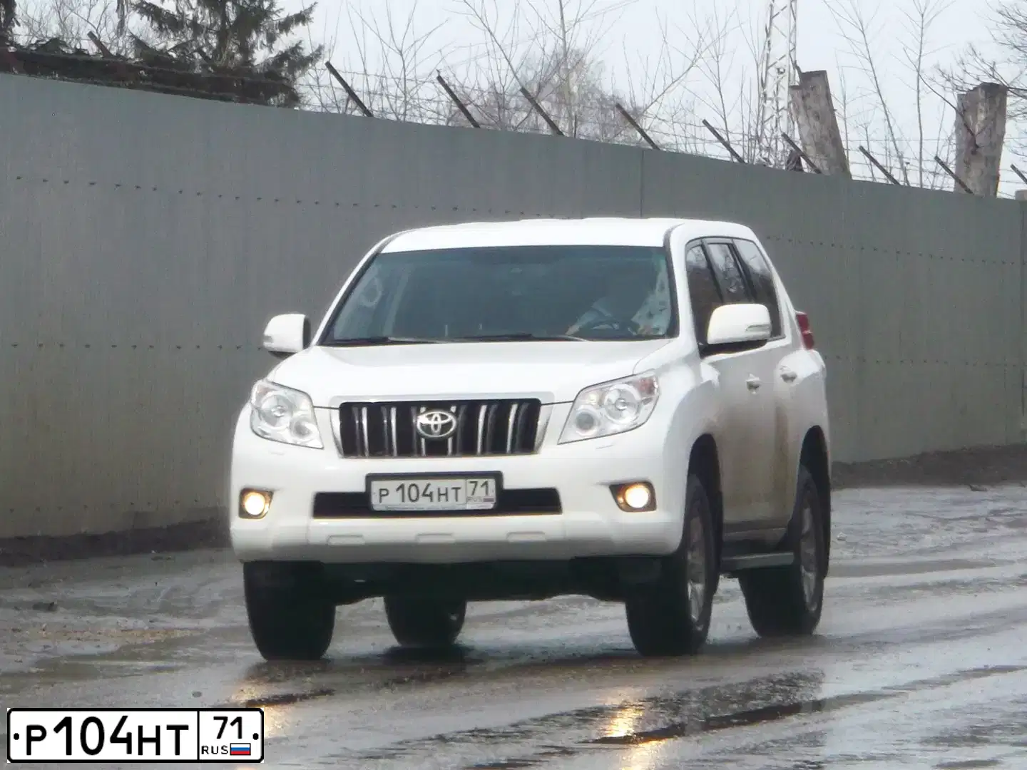 Фото автомобиля TOYOTA LANDCRUISER, 2013 — госномер Р104НТ71. Цвет: БЕЛЫЙ