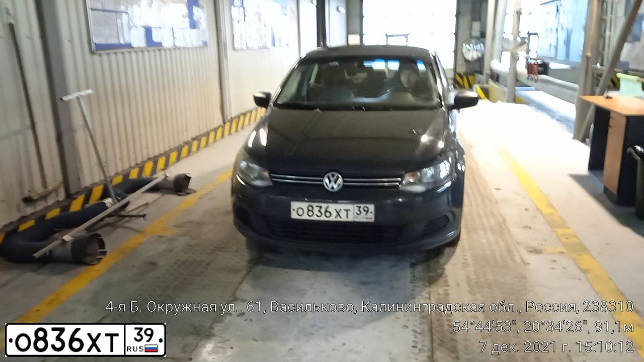 Фото автомобиля VOLKSWAGEN POLO, 2011 — госномер О836ХТ39. Цвет: СЕРЫЙ
