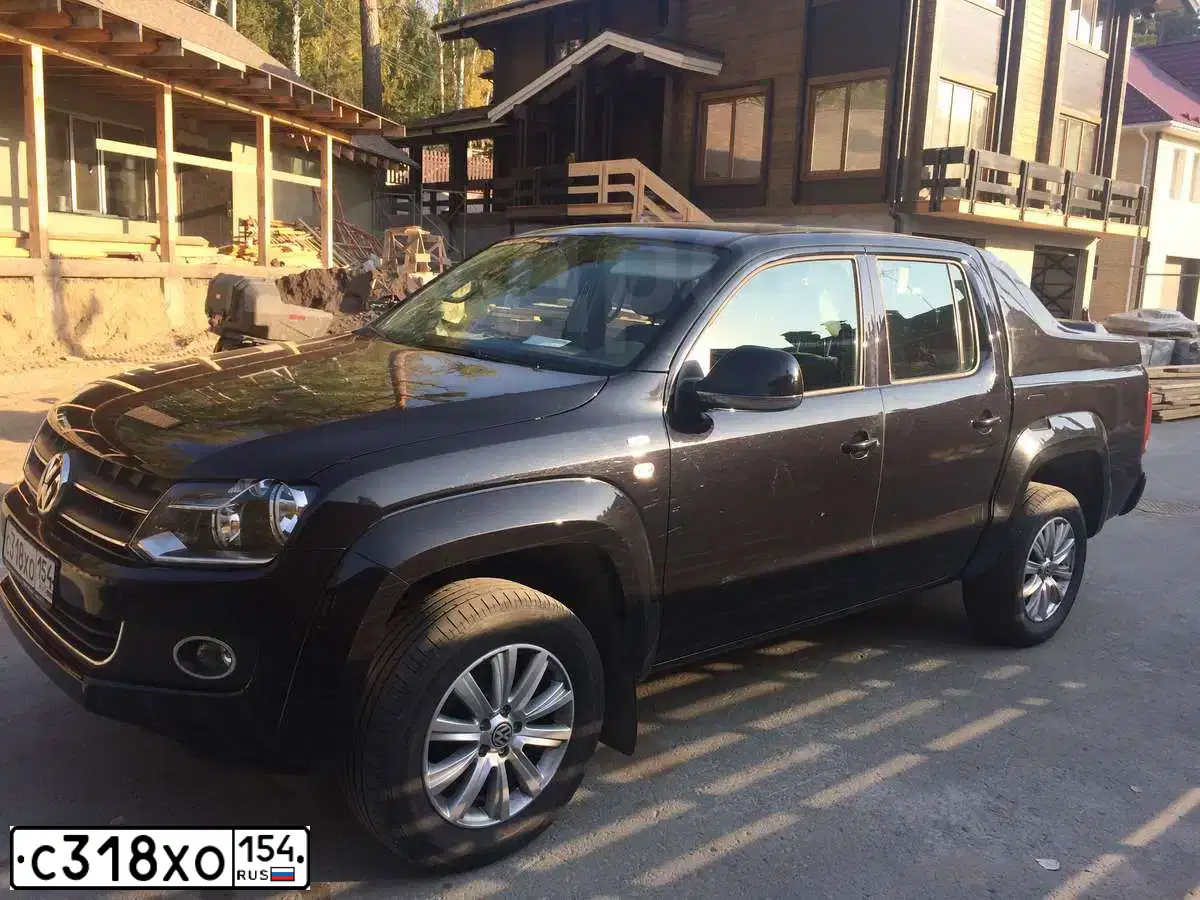 Фото автомобиля VOLKSWAGEN AMAROK, 2013 — госномер С318ХО154. Цвет: ЧЕРНЫЙ