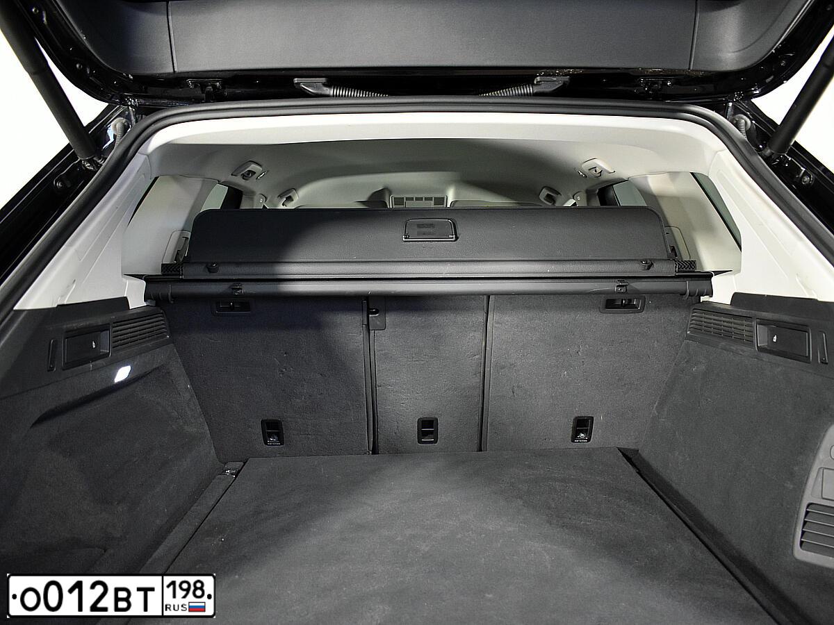Фото автомобиля VOLKSWAGEN TOUAREG, 2019 — госномер О013ВТ198. Цвет: ЧЕРНЫЙ
