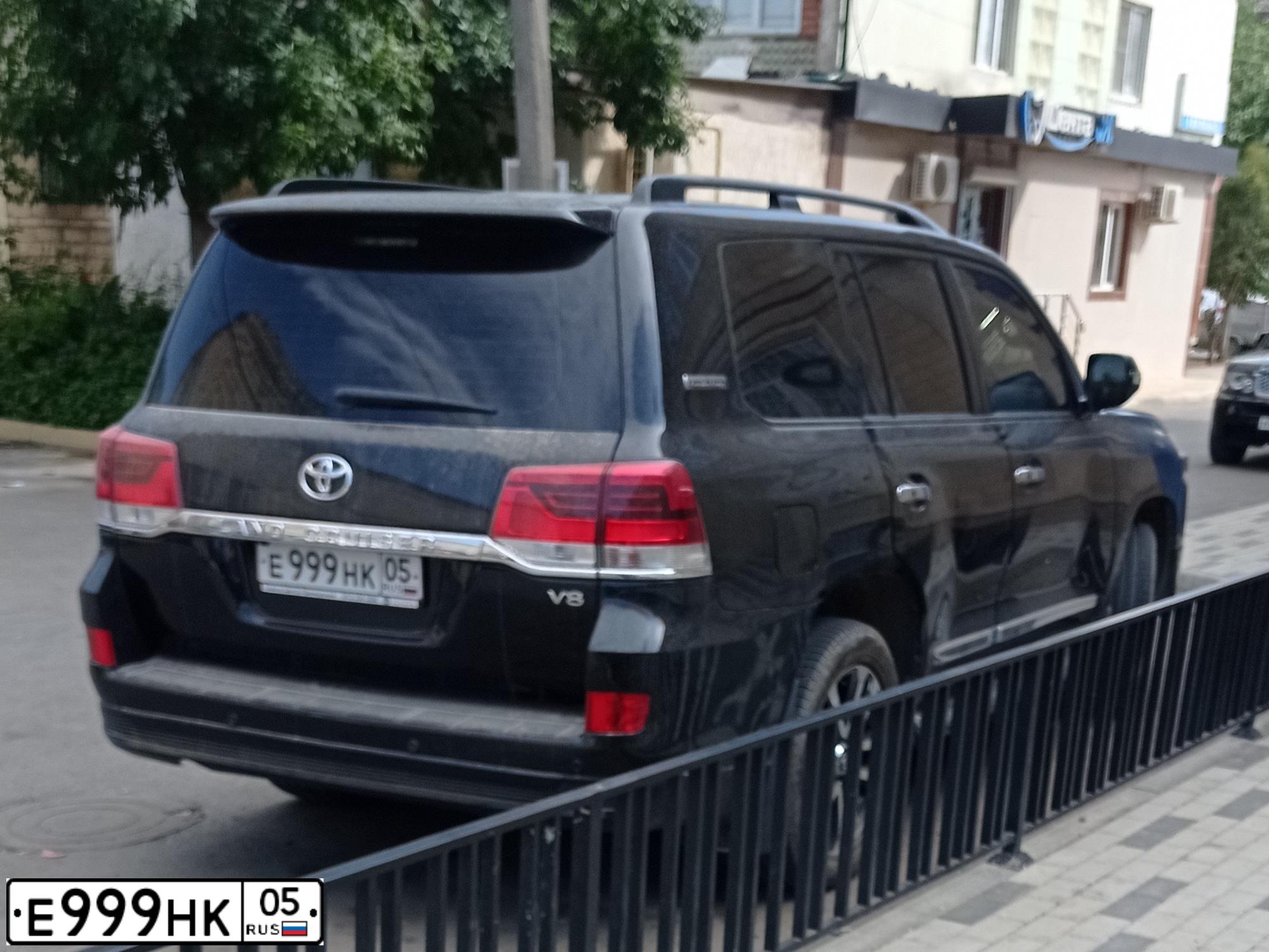 Фото автомобиля TOYOTA LANDCRUISER 200, 2010 — госномер Н525ОЕ05. Цвет: ЧЕРНЫЙ