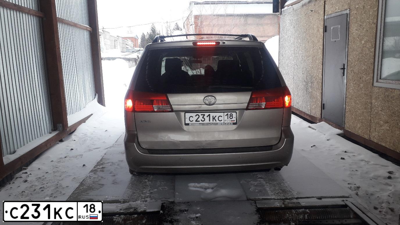 Фото автомобиля TOYOTA SIENNA, 2006 — госномер А565АА89. Цвет: Белый