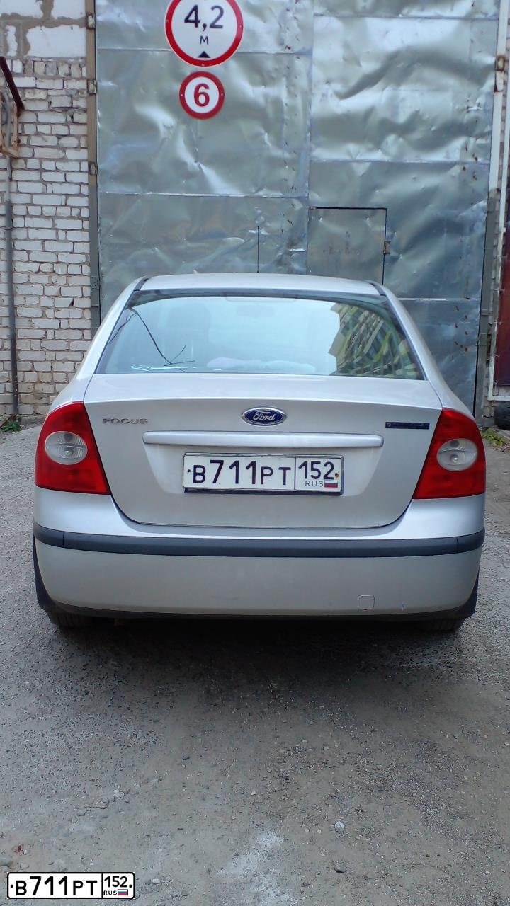 Фото автомобиля FORD FOCUS, 2005 — госномер В711РТ152. Цвет: СВЕТЛО-СЕРЫЙ
