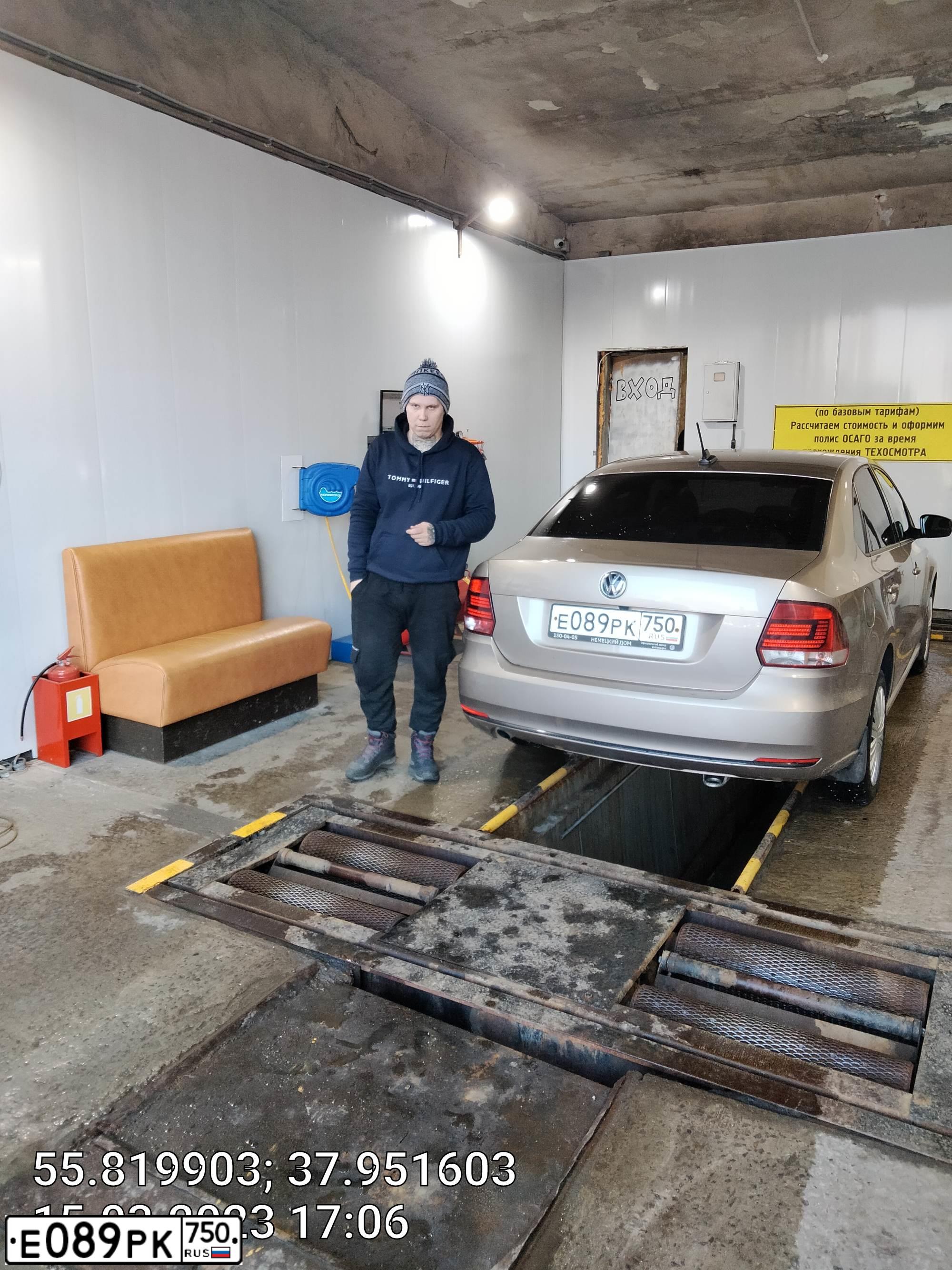 Фото автомобиля VOLKSWAGEN POLO, 2017 — госномер Е089РК750. Цвет: БЕЖЕВЫЙ