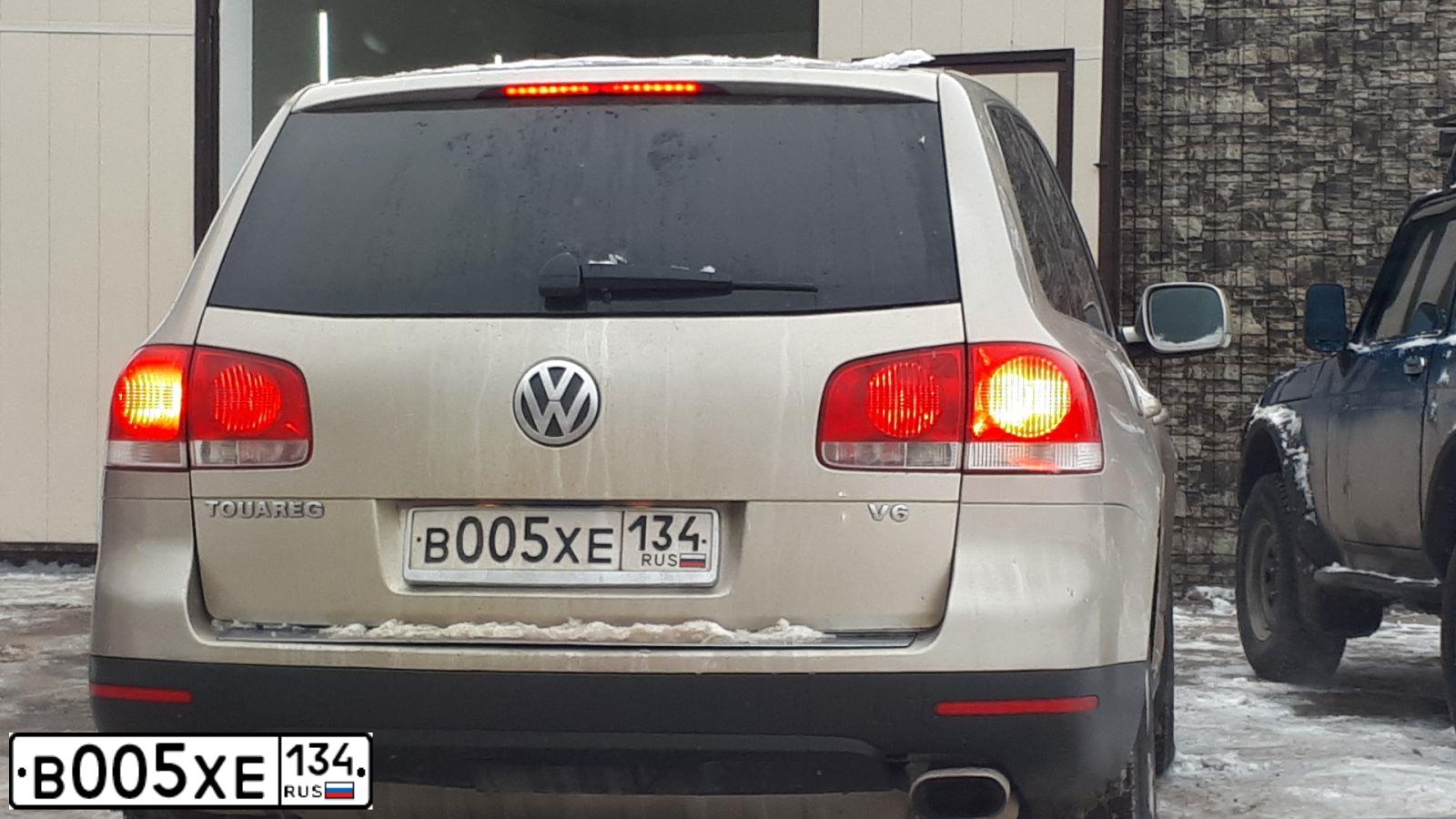Фото автомобиля VOLKSWAGEN TOUAREG, 2004 — госномер В005ХЕ134. Цвет: БЕЖЕВЫЙ