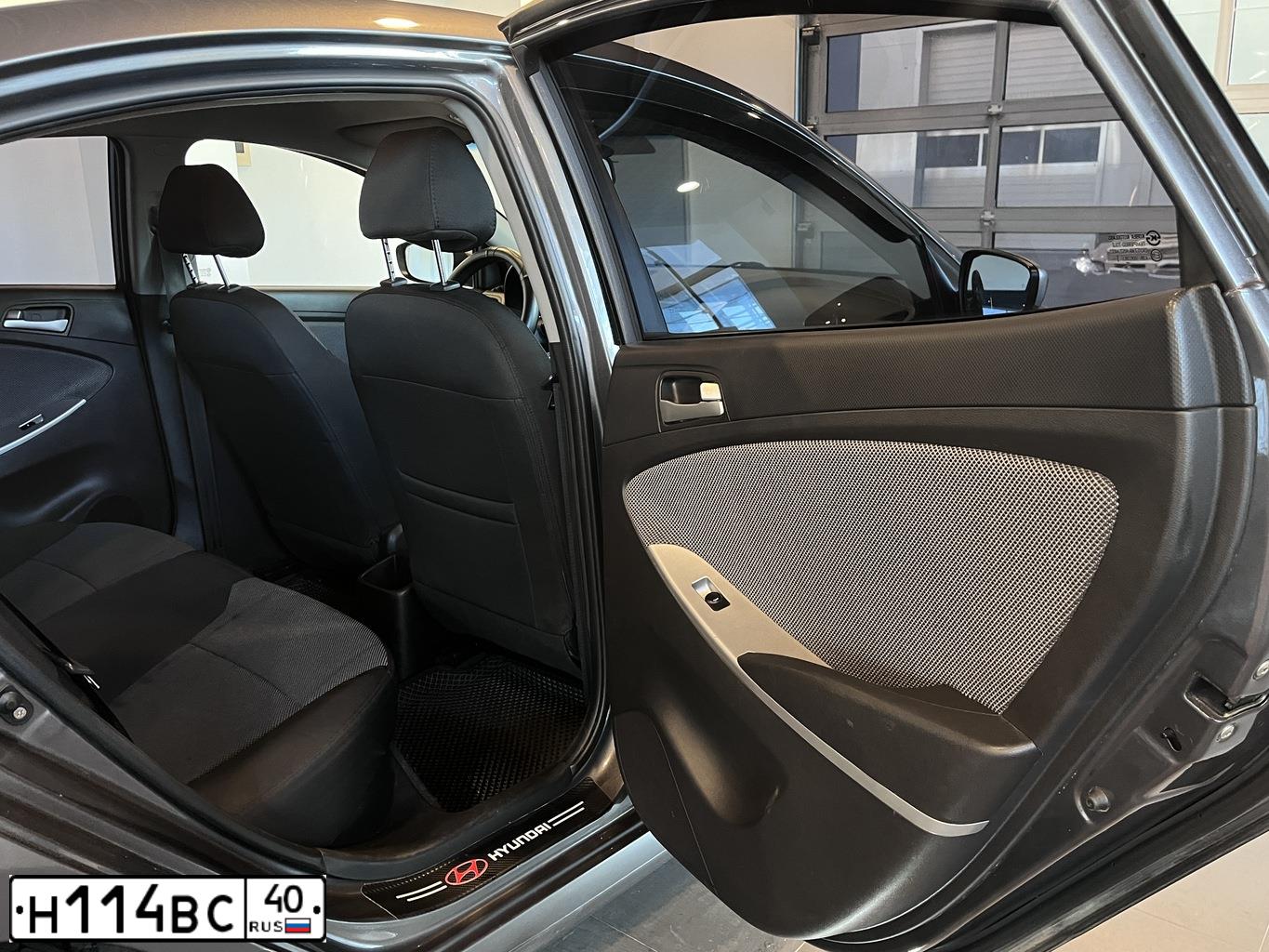 Фото автомобиля HYUNDAI SOLARIS, 2014 — госномер М596УК21. Цвет: ЧЕРНО-СЕРЫЙ