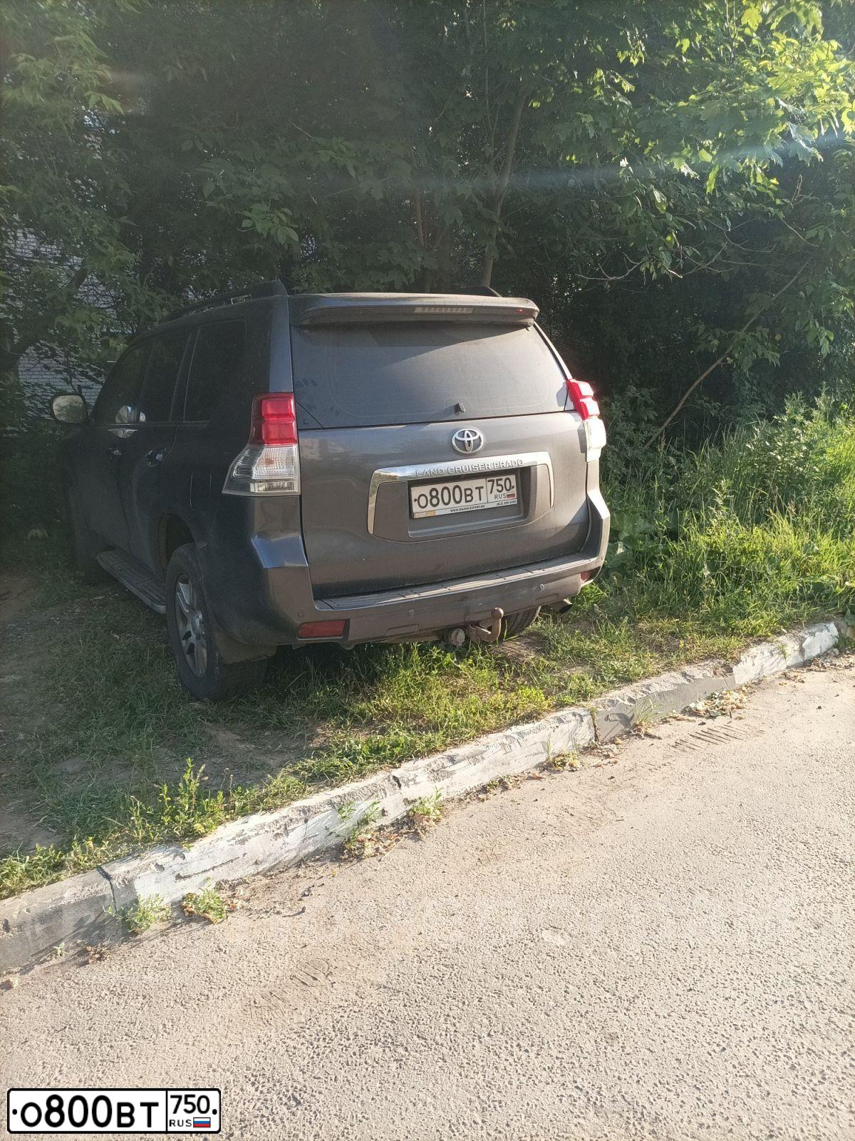 Фото автомобиля TOYOTA LANDCRUISER, 2010 — госномер О800ВТ750. Цвет: СЕРЫЙ