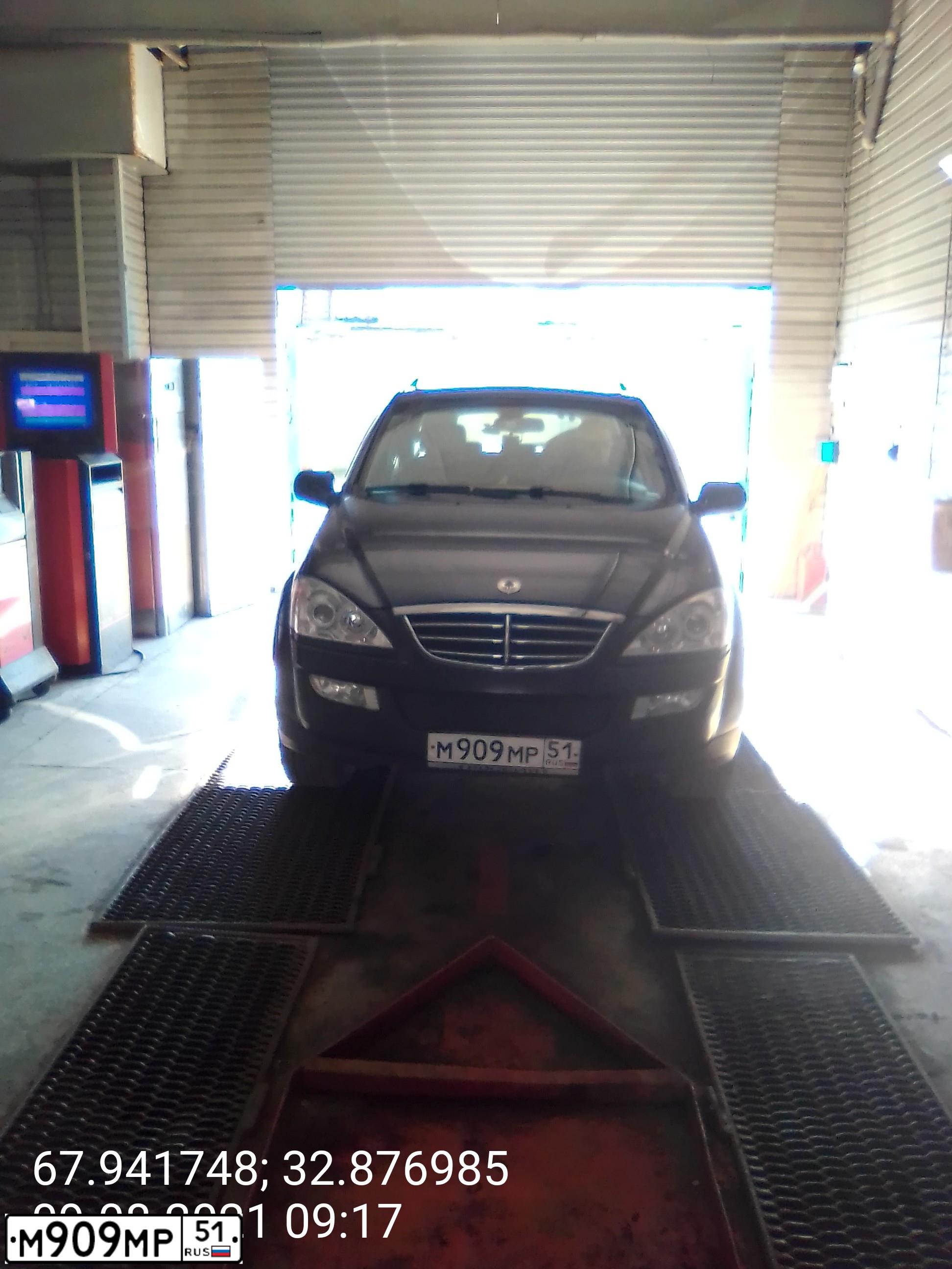 Фото автомобиля SSANGYONG KYRON, 2014 — госномер М909МР51. Цвет: ТЕМНО-СЕРЫЙ
