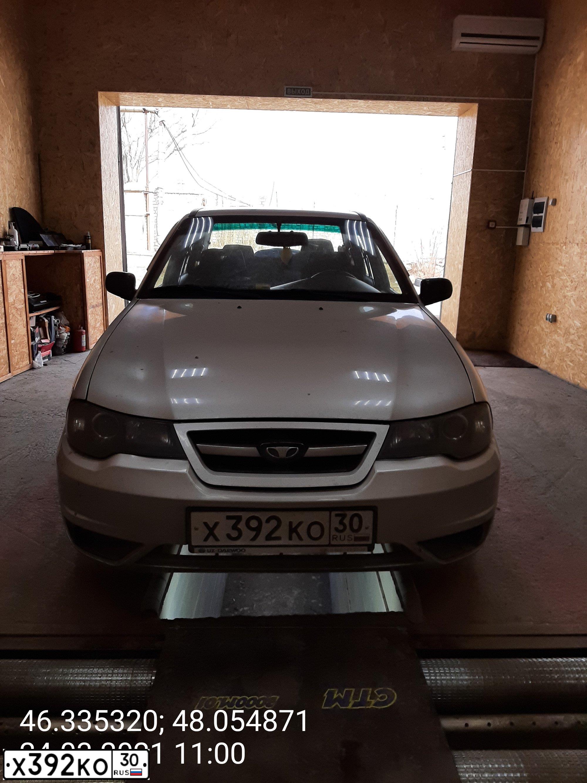 Фото автомобиля DAEWOO NEXIA, 2012 — госномер Е570НН08. Цвет: Серебристый