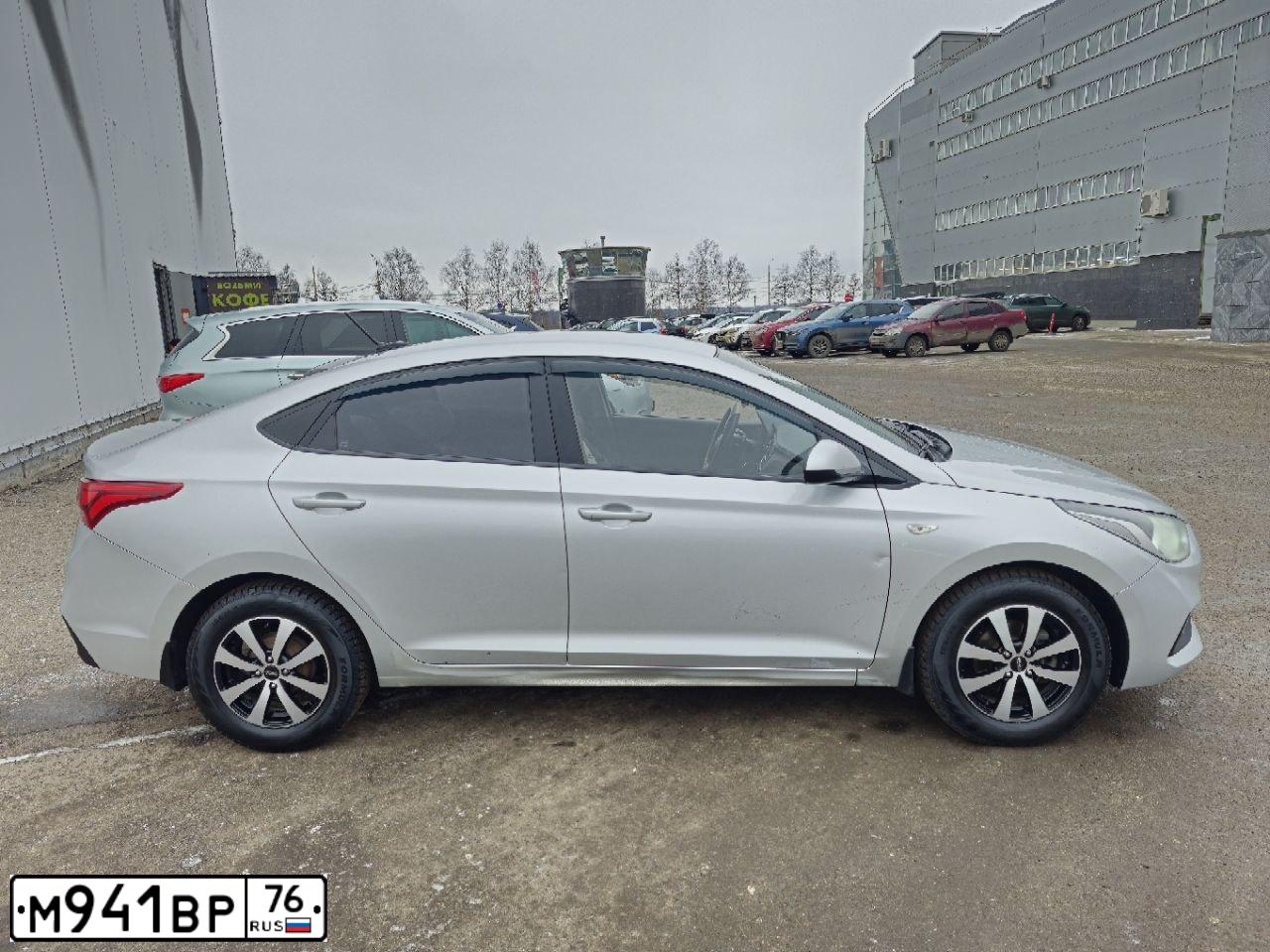 Фото автомобиля HYUNDAI SOLARIS, 2019 — госномер М941ВР76. Цвет: СЕРЫЙ