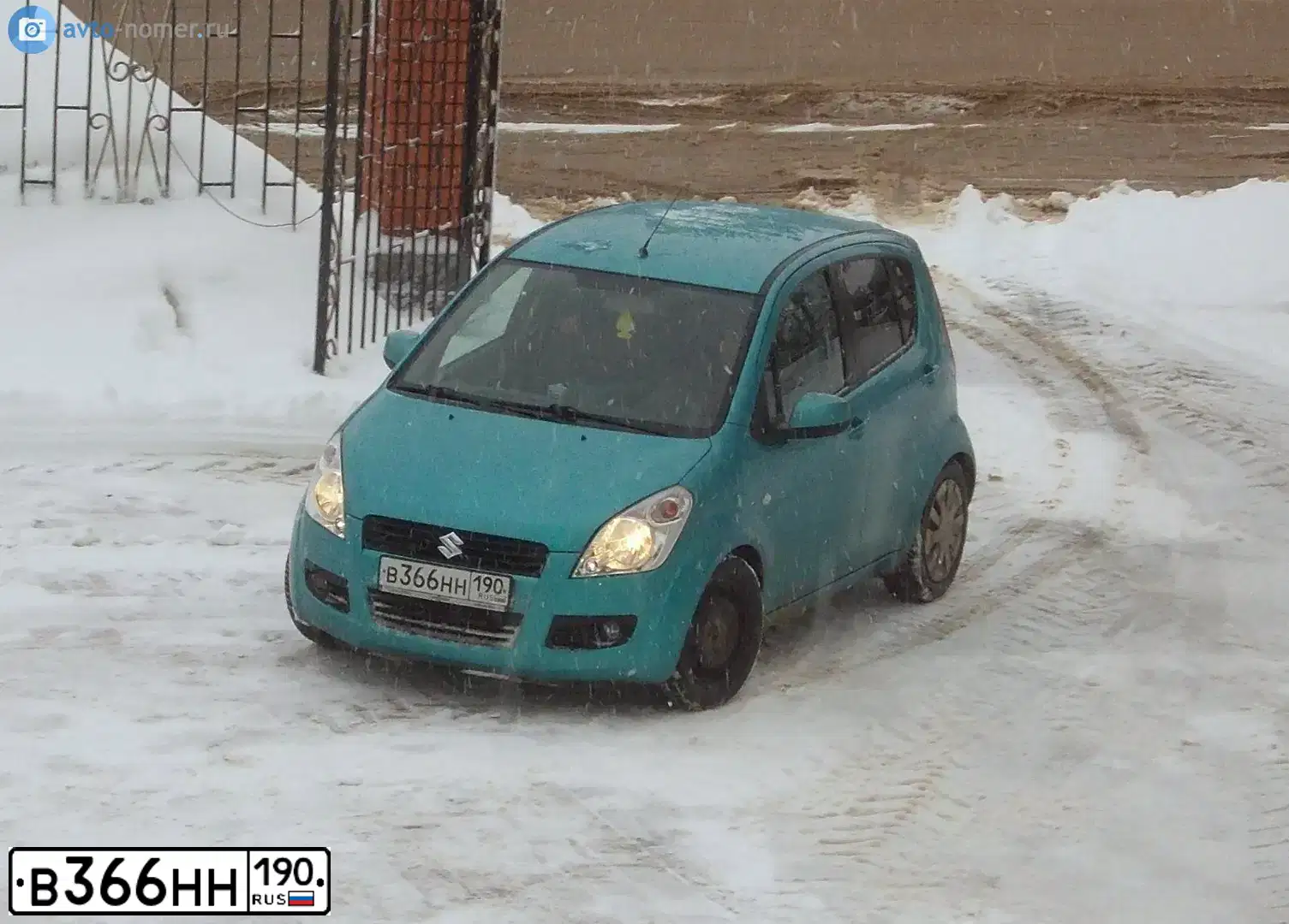 Фото автомобиля SUZUKI SPLASH, 2010 — госномер В366НН190. Цвет: БИРЮЗОВЫЙ