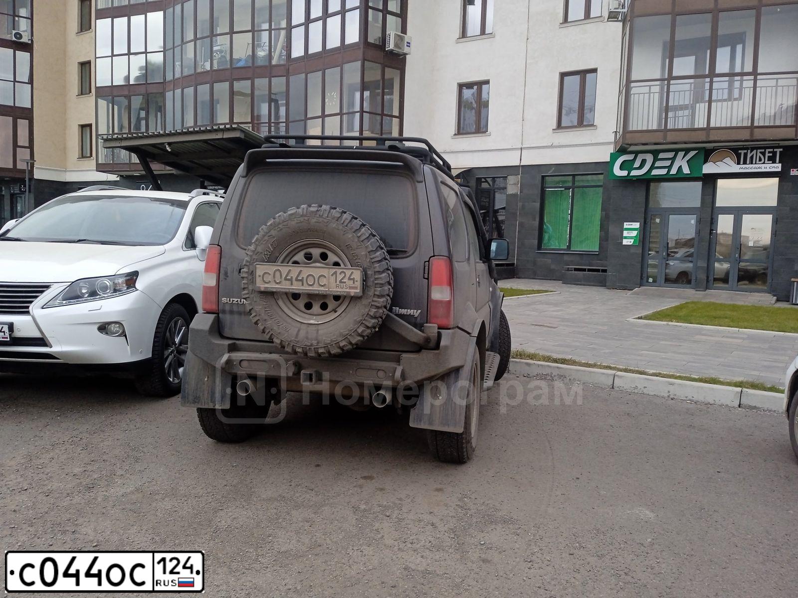 Фото автомобиля SUZUKI JIMNY, 2013 — госномер С044ОС124. Цвет: СЕРЫЙ