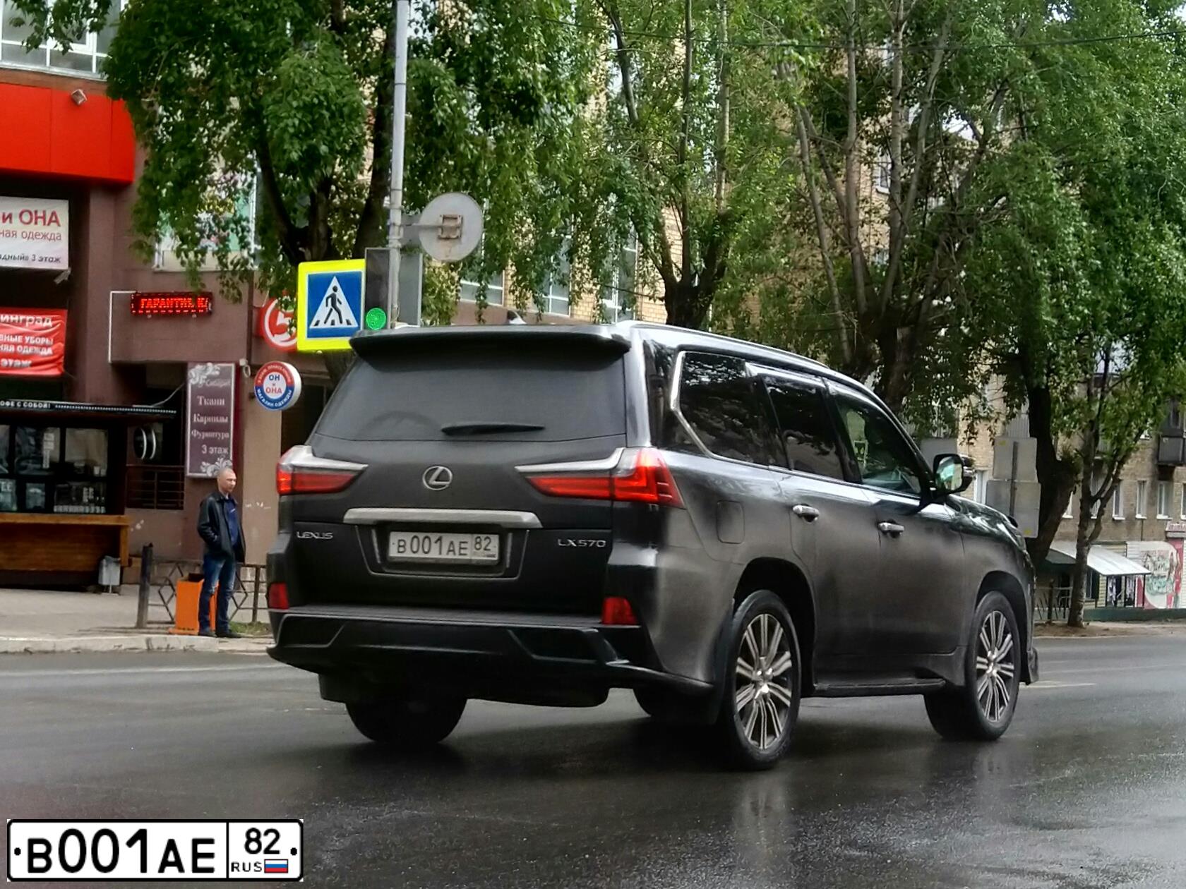 Фото автомобиля LEXUS LX, 2017 — госномер В001АЕ82. Цвет: ЧЕРНЫЙ