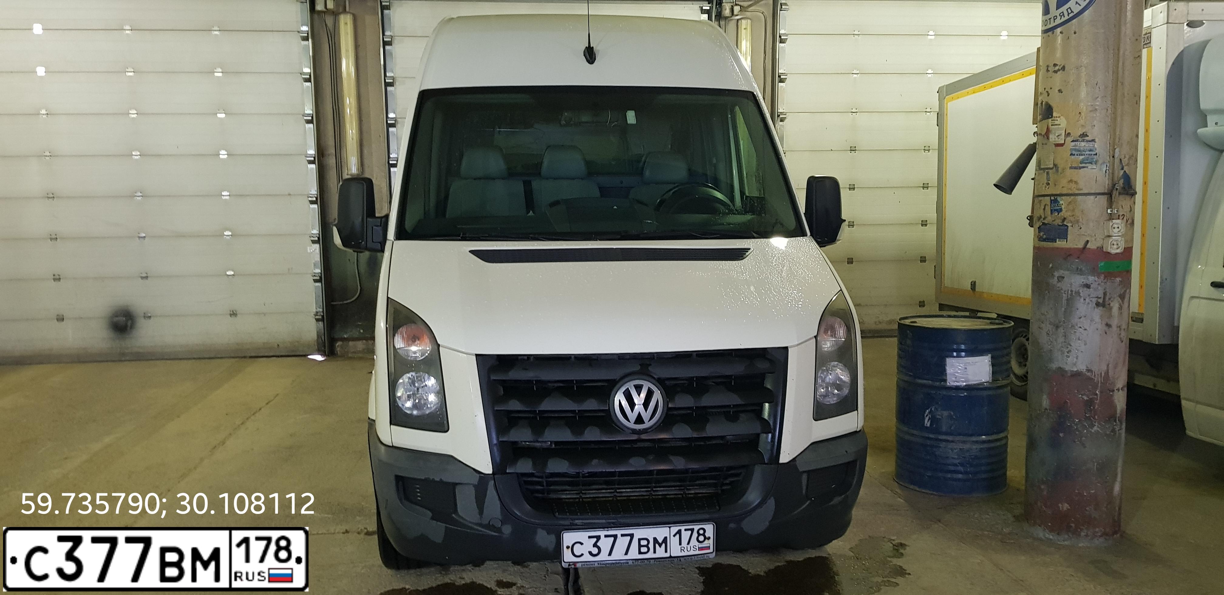 Фото автомобиля VOLKSWAGEN CRAFTER, 2009 — госномер С377ВМ178. Цвет: Белый