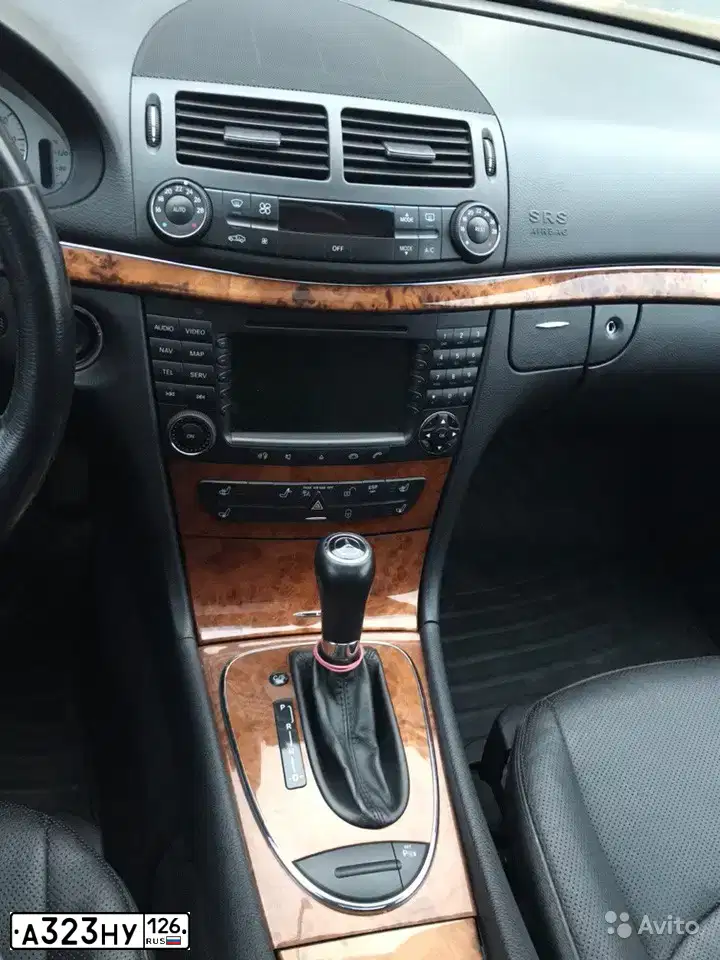 Фото автомобиля MERCEDES E-KLASSE, 2006 — госномер М404ХА26. Цвет: ЧЕРНЫЙ