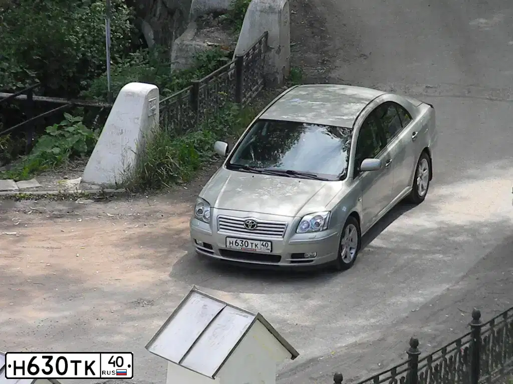 Фото автомобиля TOYOTA AVENSIS, 2005 — госномер Н630ТК40. Цвет: СВЕТЛО-ОЛИВКОВЫЙ