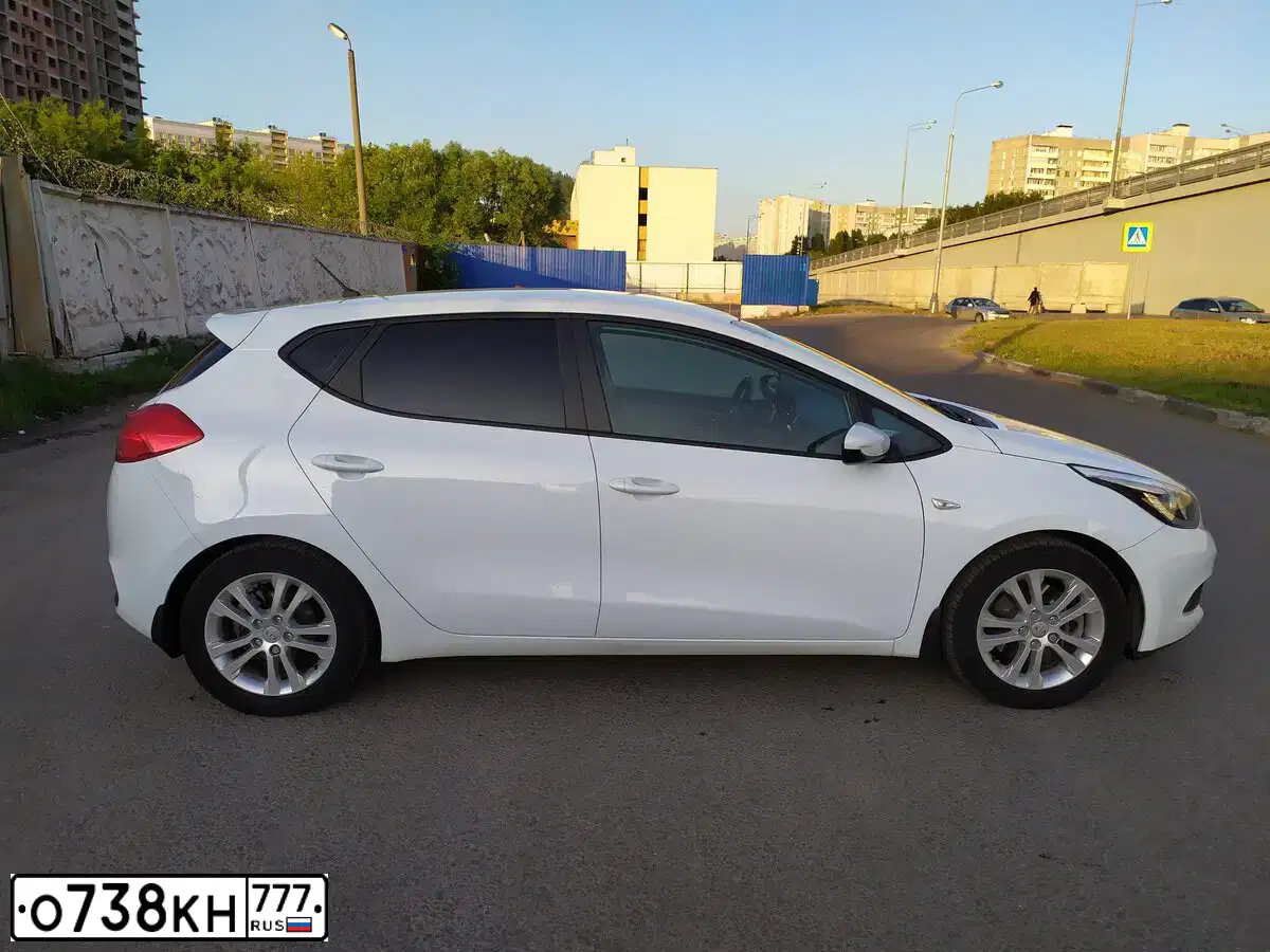 Фото автомобиля HYUNDAI SONATA, 2019 — госномер К774ТТ799. Цвет: темно-серый