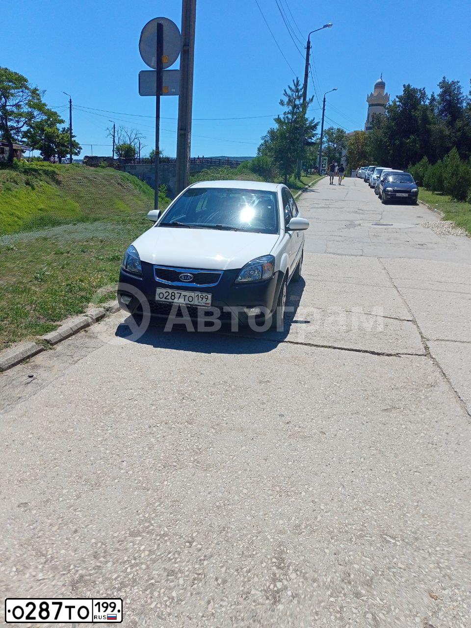 Фото автомобиля KIA RIO, 2009 — госномер О287ТО199. Цвет: Белый