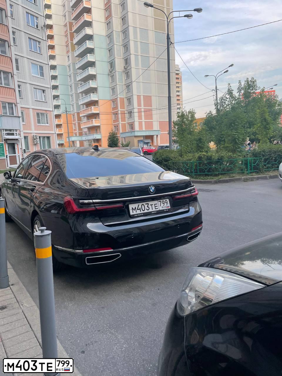 Фото автомобиля BMW SERIE 7, 2019 — госномер М403ТЕ799. Цвет: ЧЕРНЫЙ