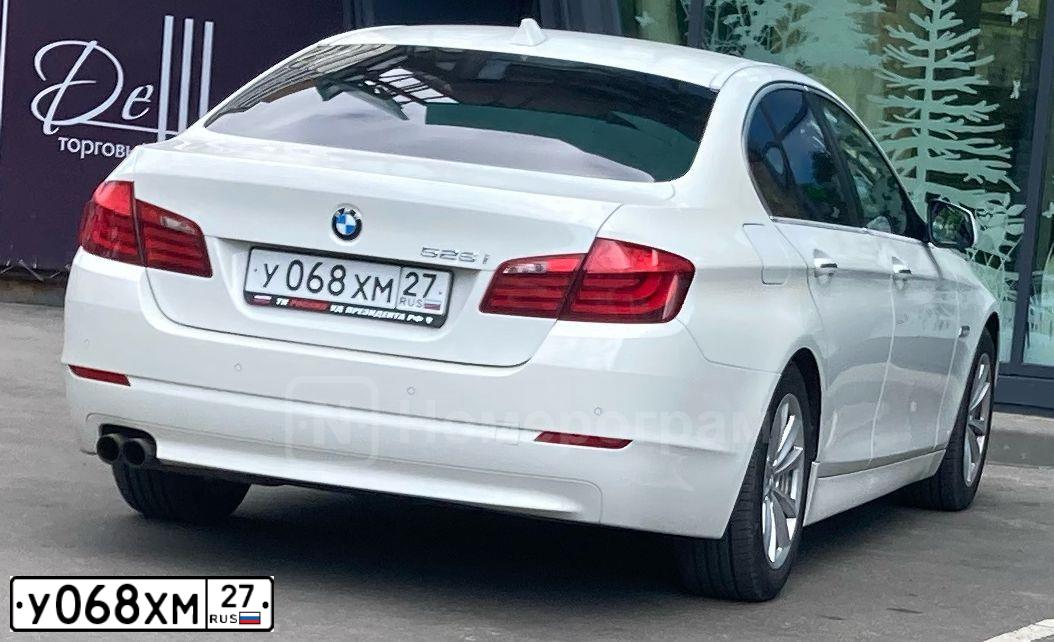 Фото автомобиля BMW 528, 2011 — госномер У975УК27. Цвет: Белый
