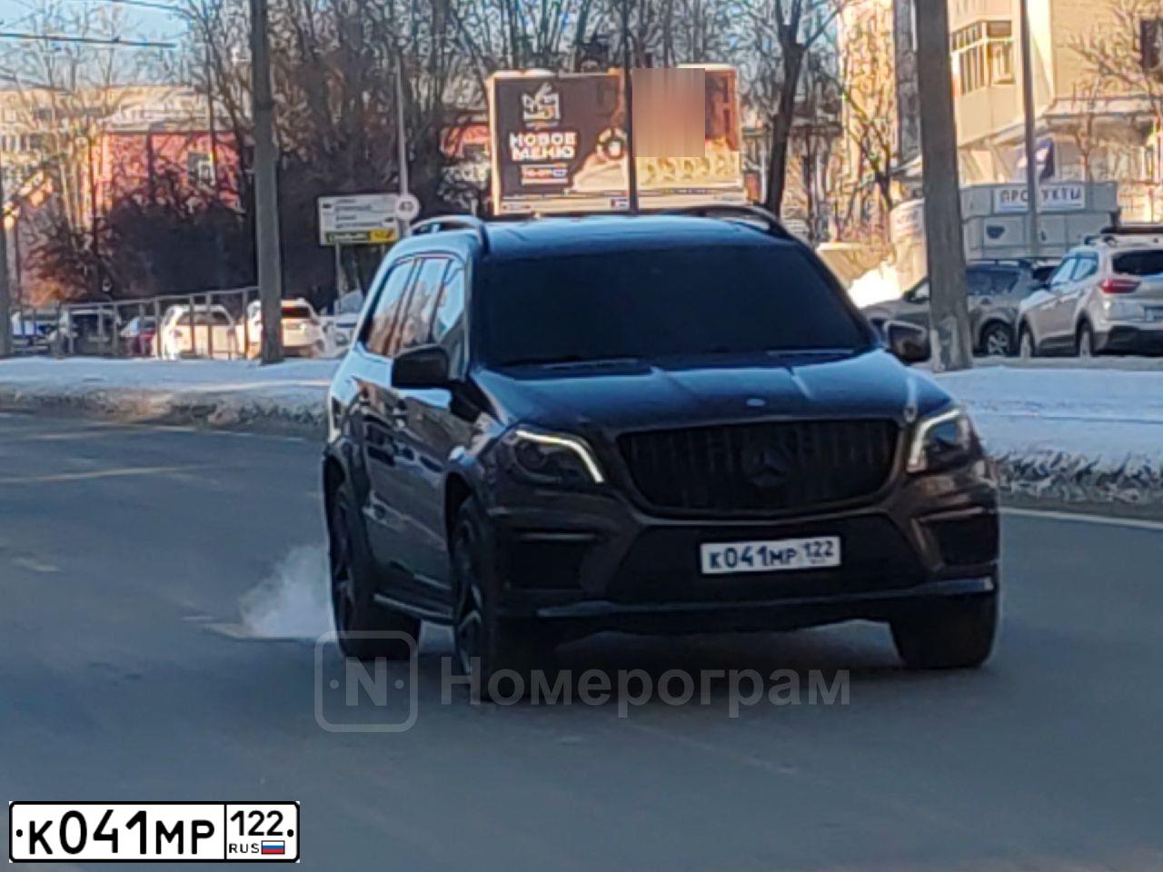 Фото автомобиля MERCEDES GL-KLASSE, 2013 — госномер К041МР122. Цвет: Коричневый