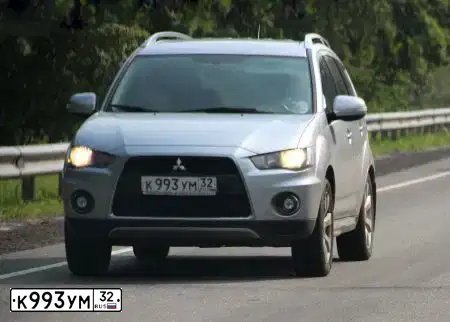 Фото автомобиля MITSUBISHI OUTLANDER, 2010 — госномер К993УМ32. Цвет: СЕРЕБРИСТЫЙ