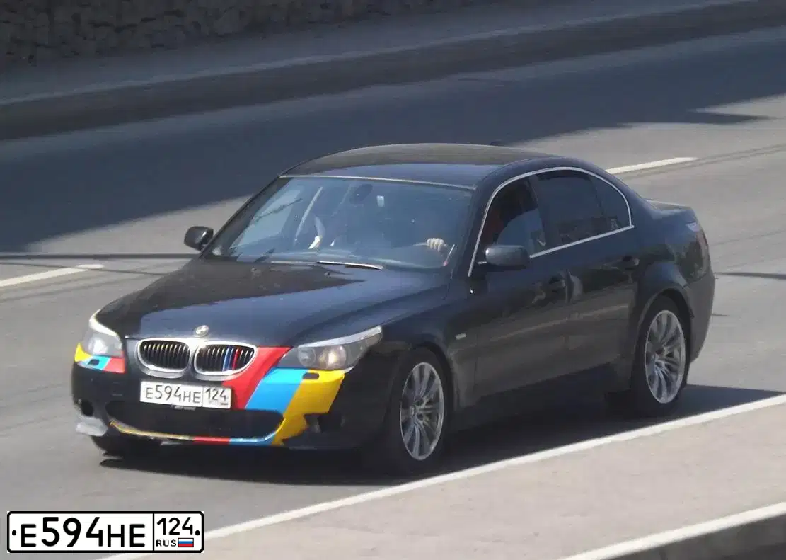 Фото автомобиля BMW SERIE 5, 2006 — госномер Е594НЕ124. Цвет: ЧЕРНЫЙ
