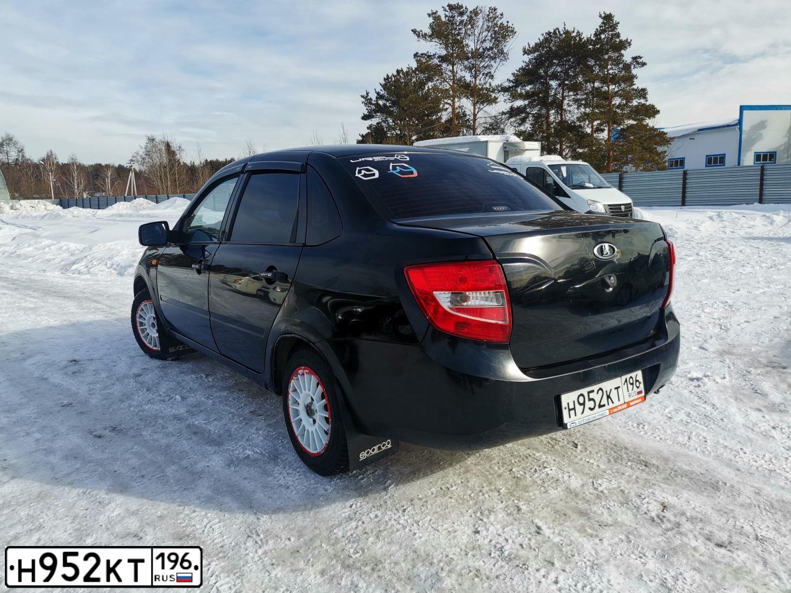 Фото автомобиля LADA 2190 GRANTA, 2012 — госномер Н952КТ196. Цвет: ЧЕРНЫЙ