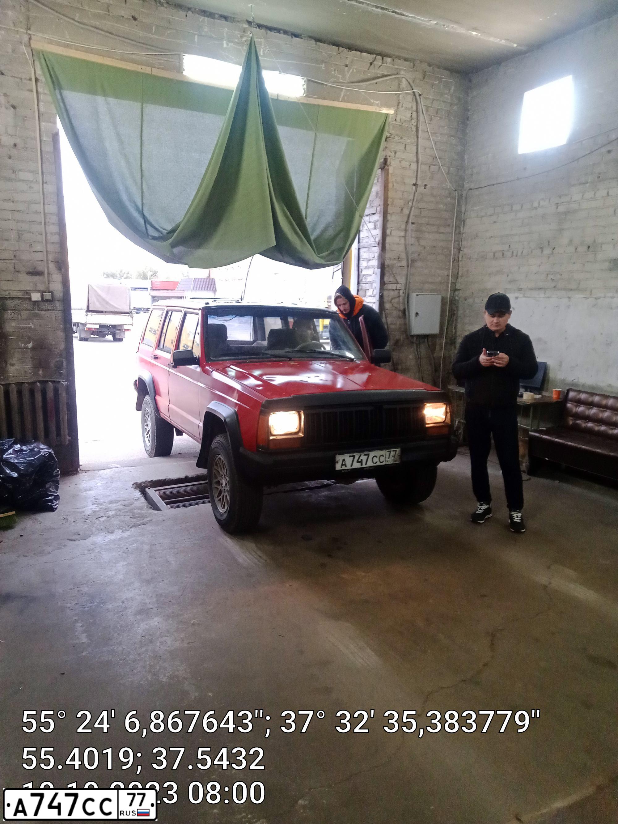 Фото автомобиля JEEP CHEROKEE, 1986 — госномер А747СС77. Цвет: ЧЕРНЫЙ