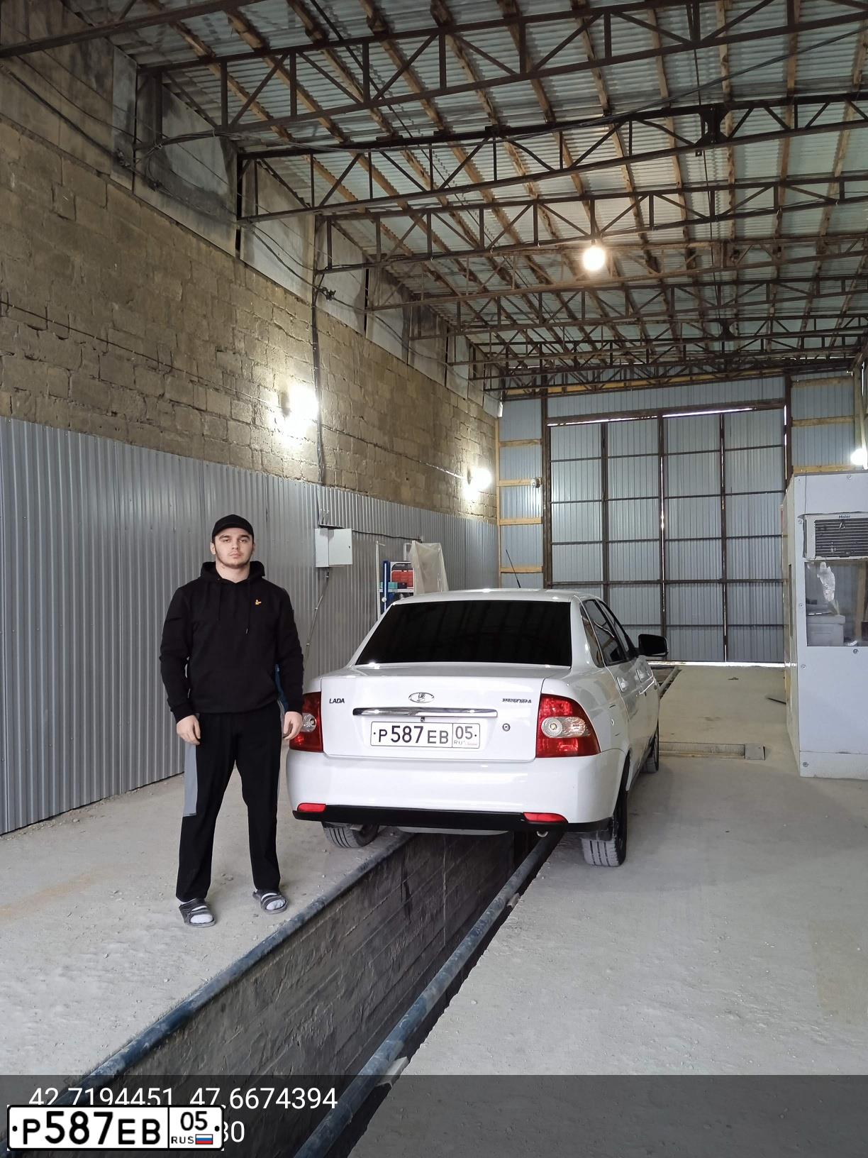 Фото автомобиля LADA 2170 PRIORA, 2015 — госномер У613ЕН05. Цвет: Белый
