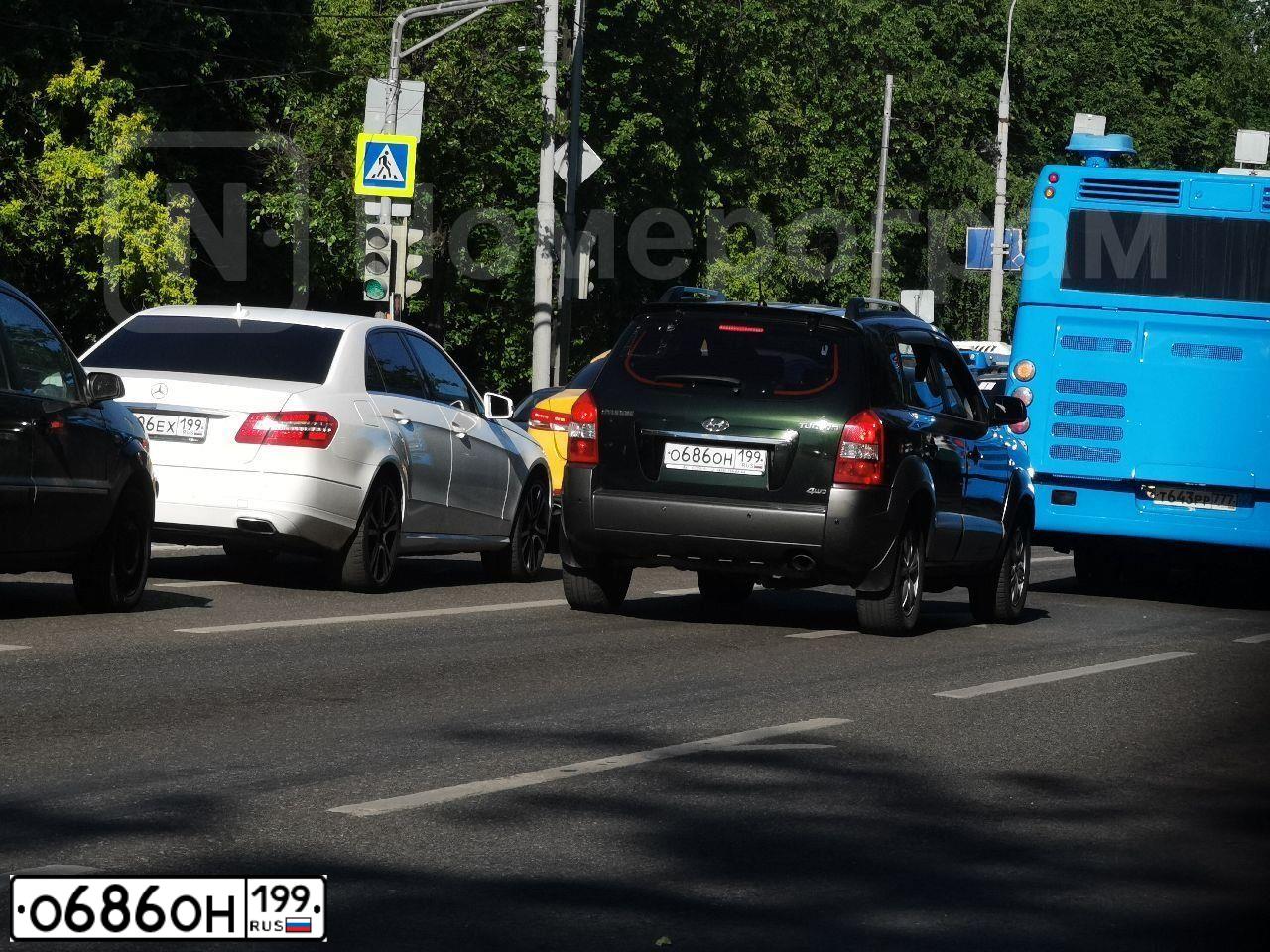 Фото автомобиля HYUNDAI TUCSON, 2008 — госномер О686ОН199. Цвет: ТЕМНО-ЗЕЛЕНЫЙ