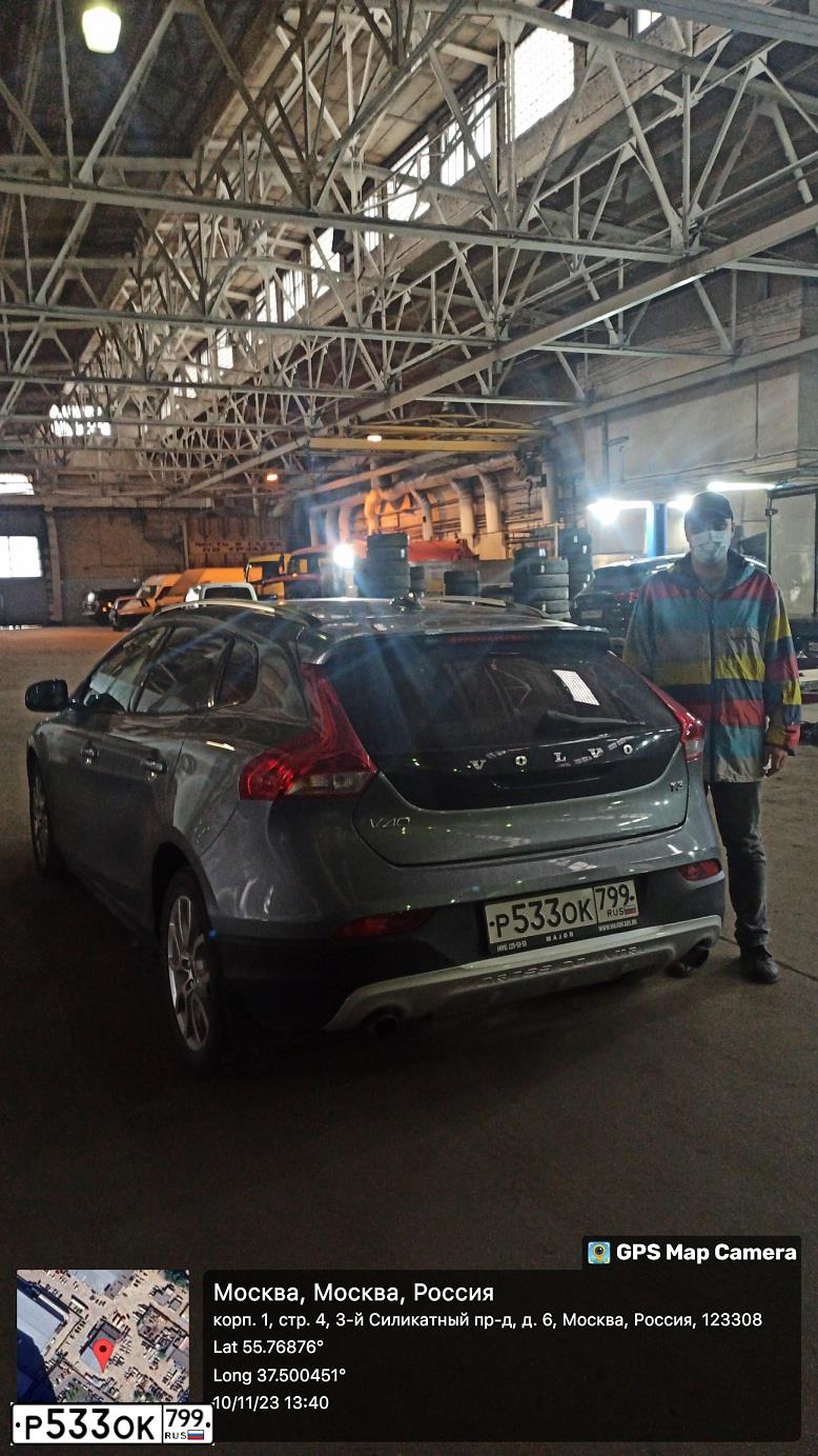 Фото автомобиля VOLVO V40, 2019 — госномер Р533ОК799. Цвет: СТАЛЬНОЙ
