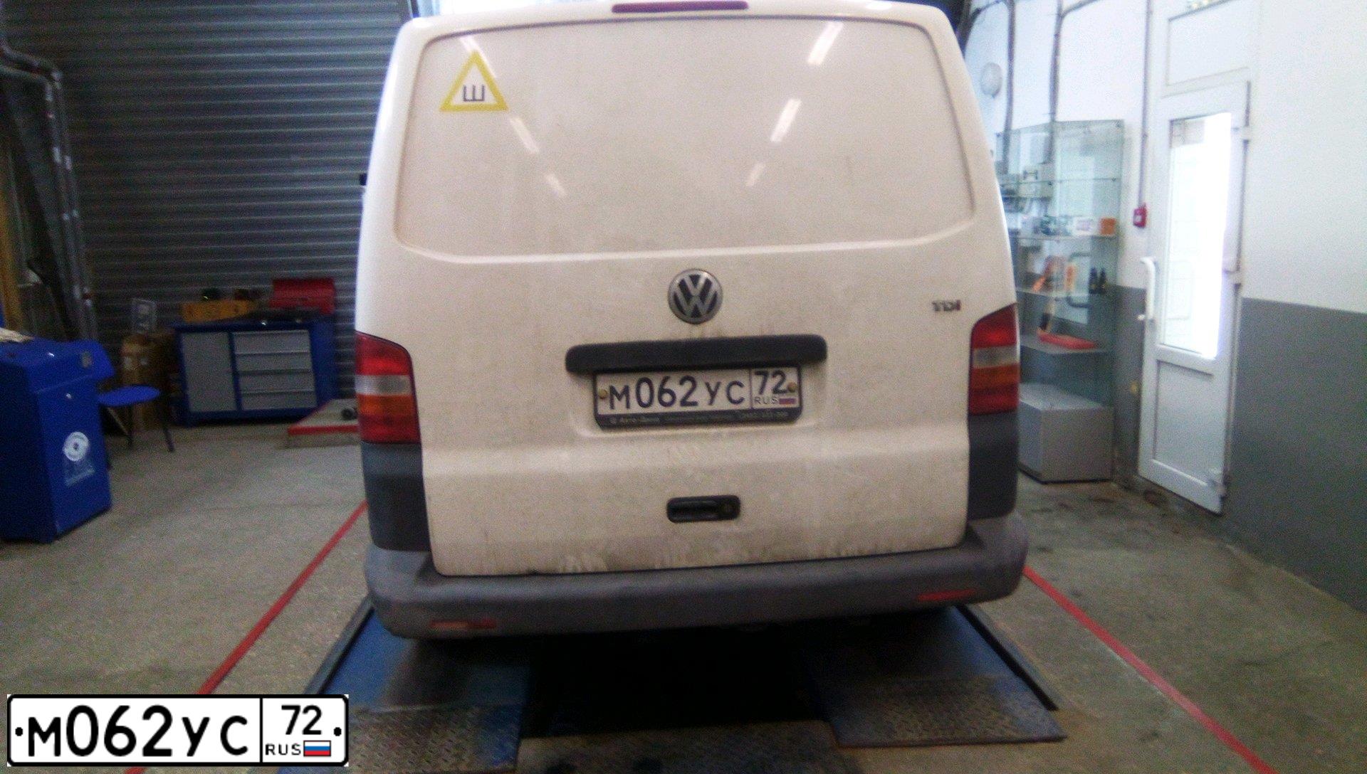 Фото автомобиля VOLKSWAGEN TRANSPORTER, 2007 — госномер М062УС72. Цвет: Белый