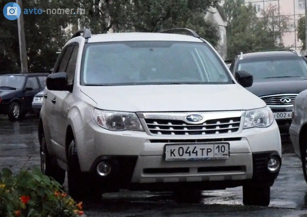 Фото автомобиля SUBARU FORESTER, 2011 — госномер Е096КТ198. Цвет: Белый
