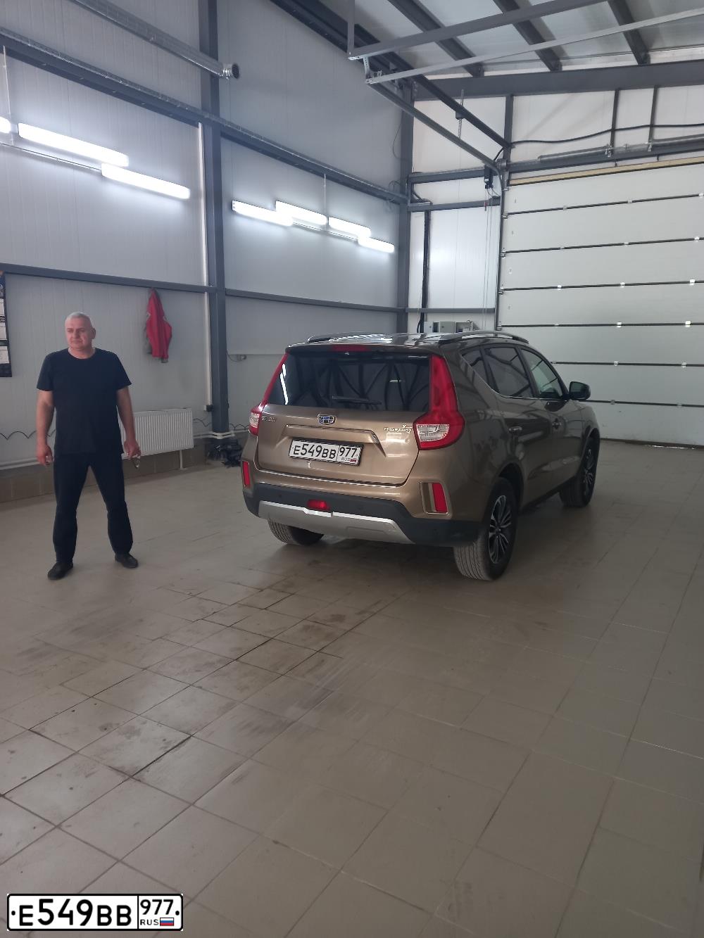 Фото автомобиля GEELY EMGRAND X7, 2019 — госномер Е920РЕ790. Цвет: БЕЖЕВЫЙ