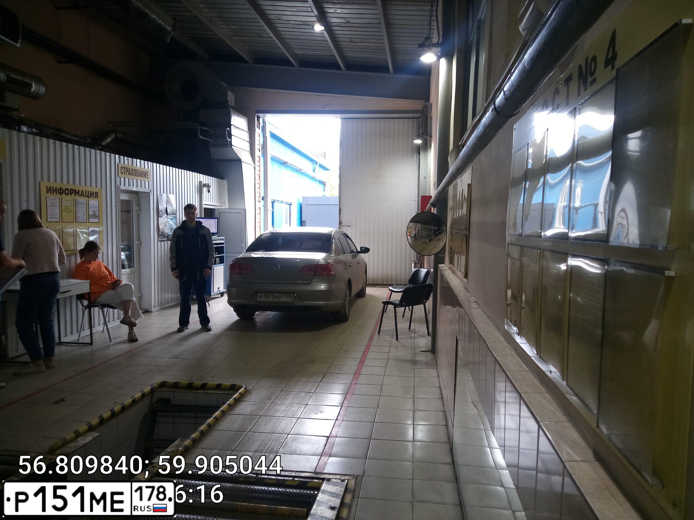 Фото автомобиля VOLKSWAGEN PASSAT, 2013 — госномер Р151МЕ178. Цвет: БЕЖЕВО-СЕРЫЙ