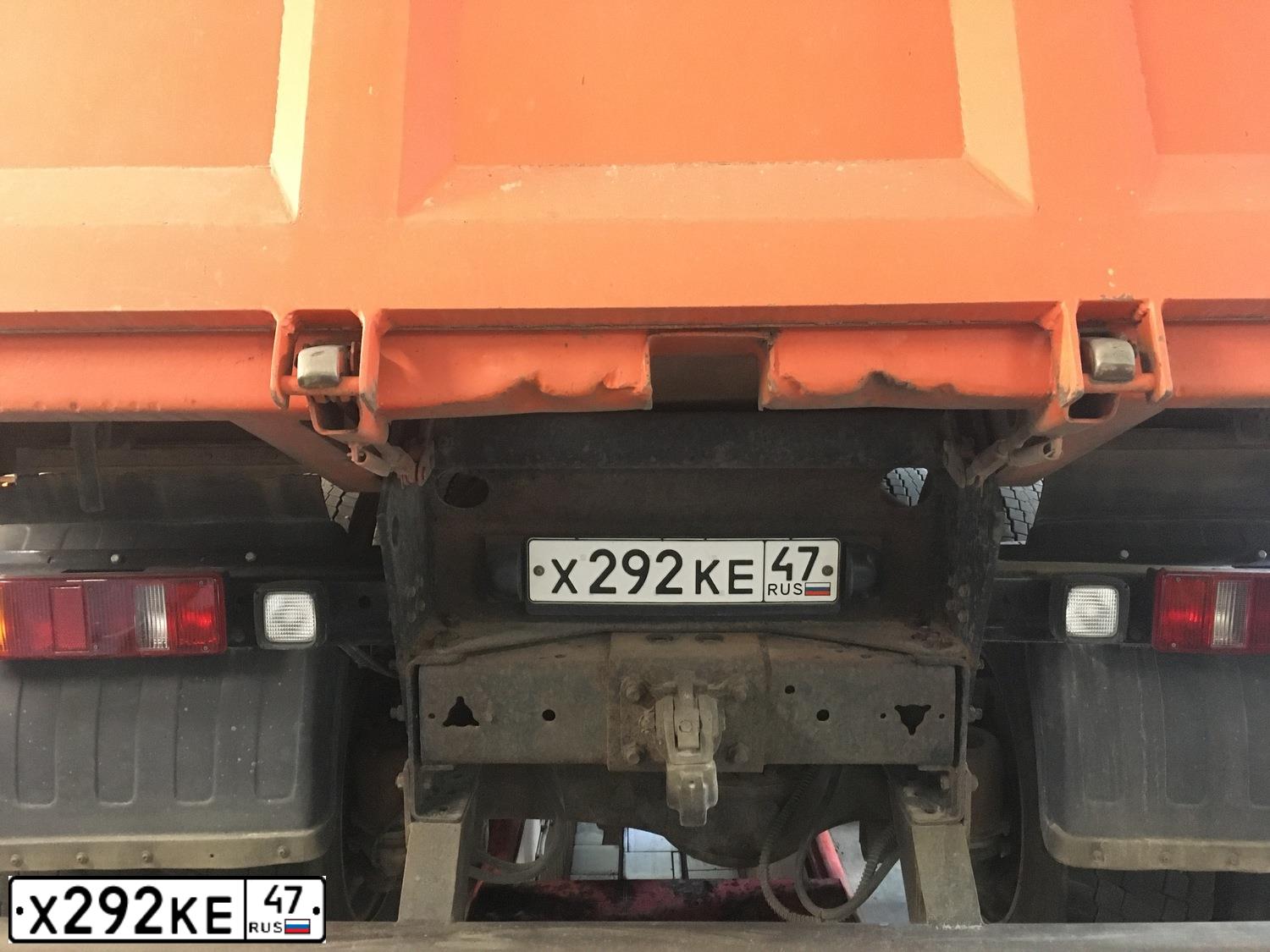 Фото автомобиля KAMAZ 55111 /6X4/, 2002 — госномер Х292КЕ47. Цвет: СВЕТЛО-ДЫМЧАТЫЙ
