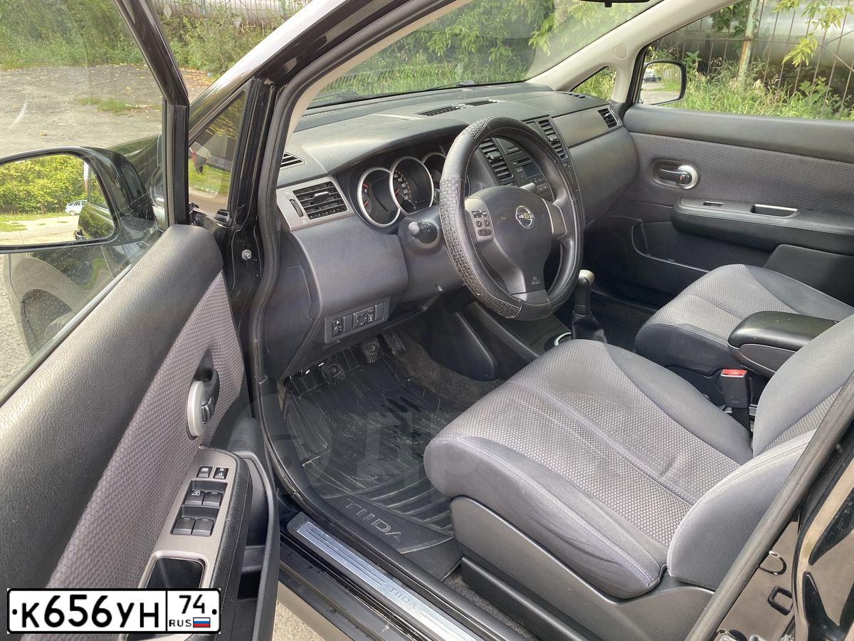 Фото автомобиля NISSAN TIIDA, 2008 — госномер К656УН74. Цвет: ЧЕРНЫЙ