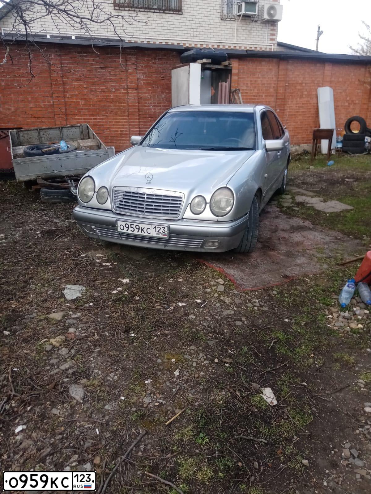 Фото автомобиля MERCEDES E-KLASSE, 1997 — госномер К571МО53. Цвет: СЕРЕБРИСТЫЙ