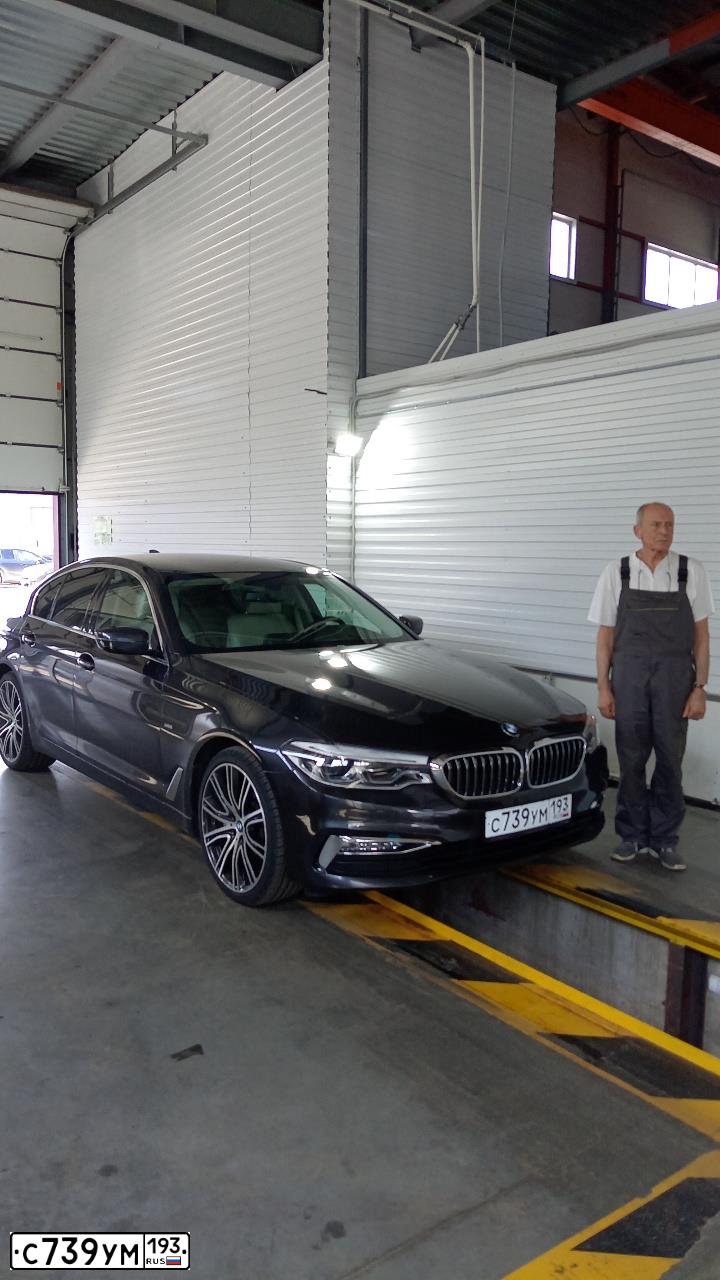 Фото автомобиля BMW SERIE 5, 2017 — госномер О051АМ799. Цвет: Серый