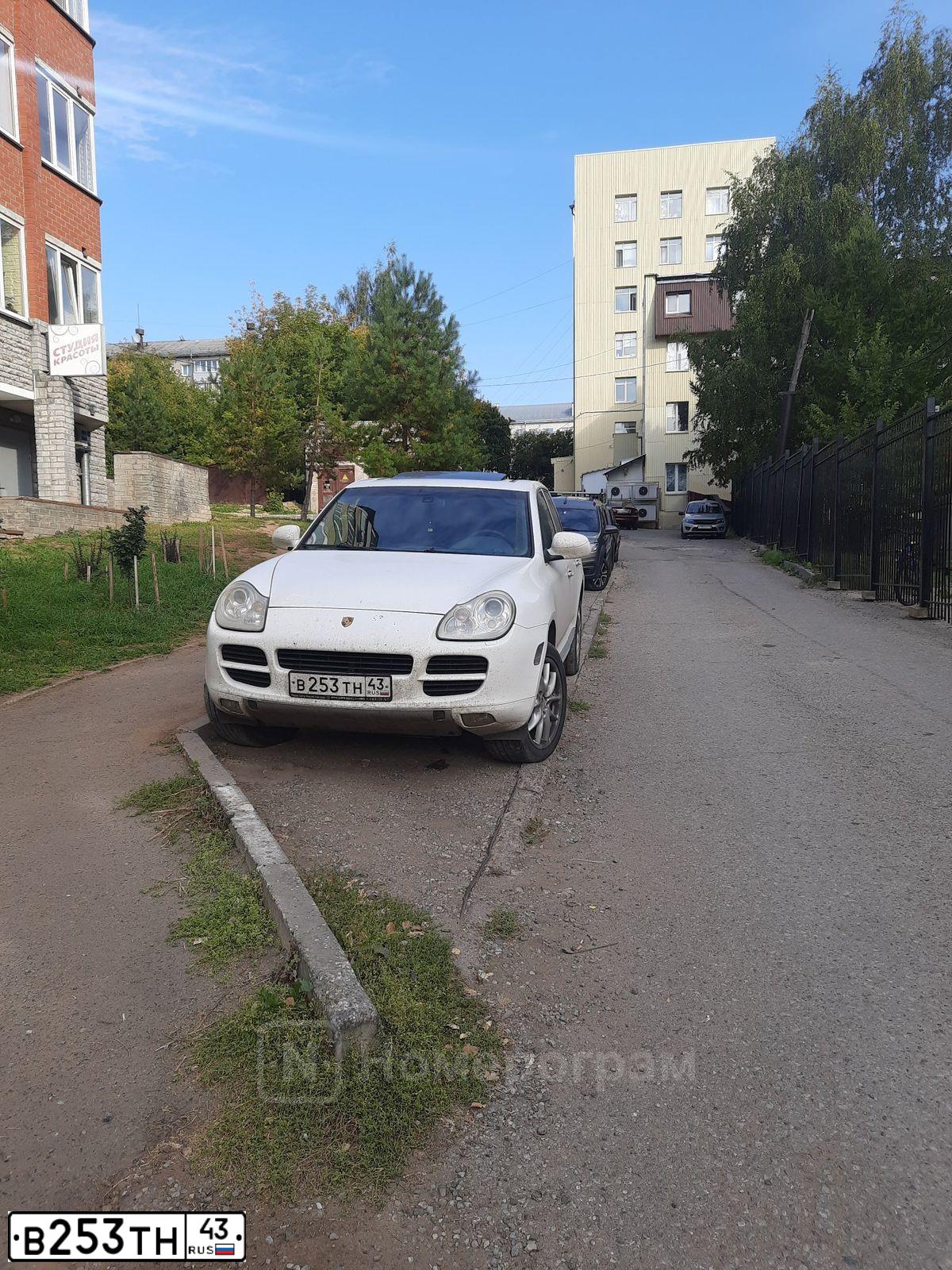 Фото автомобиля PORSCHE CAYENNE, 2004 — госномер О040ОО52. Цвет: Белый