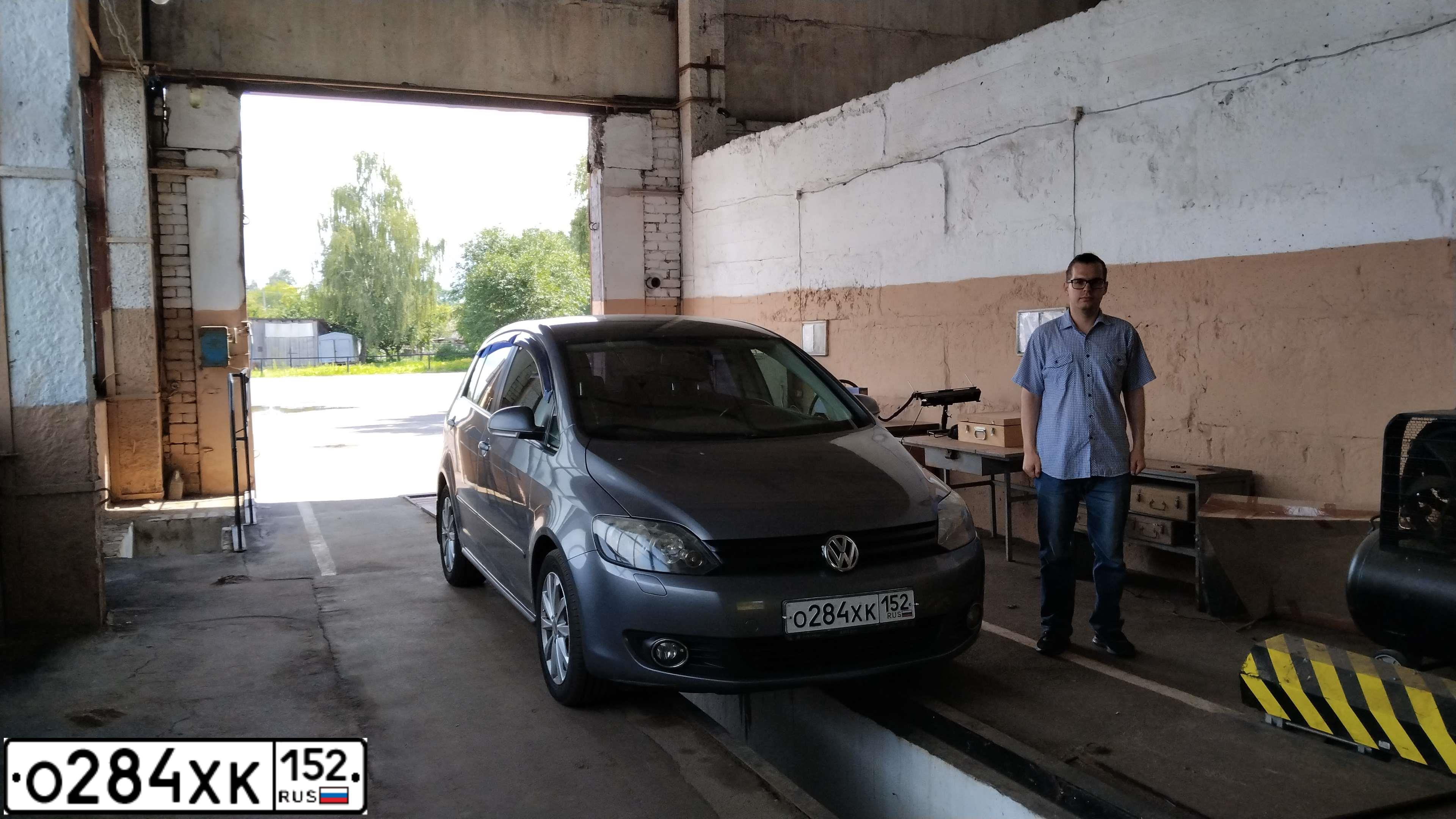 Фото автомобиля VOLKSWAGEN GOLF PLUS, 2010 — госномер О284ХК152. Цвет: Серый